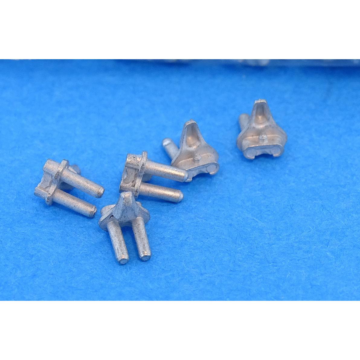 MTL-35316 MasterClub 1/35 Концевые соединители (с цельными пальцами) для траков VVSS M4 Sherman (380 шт.)