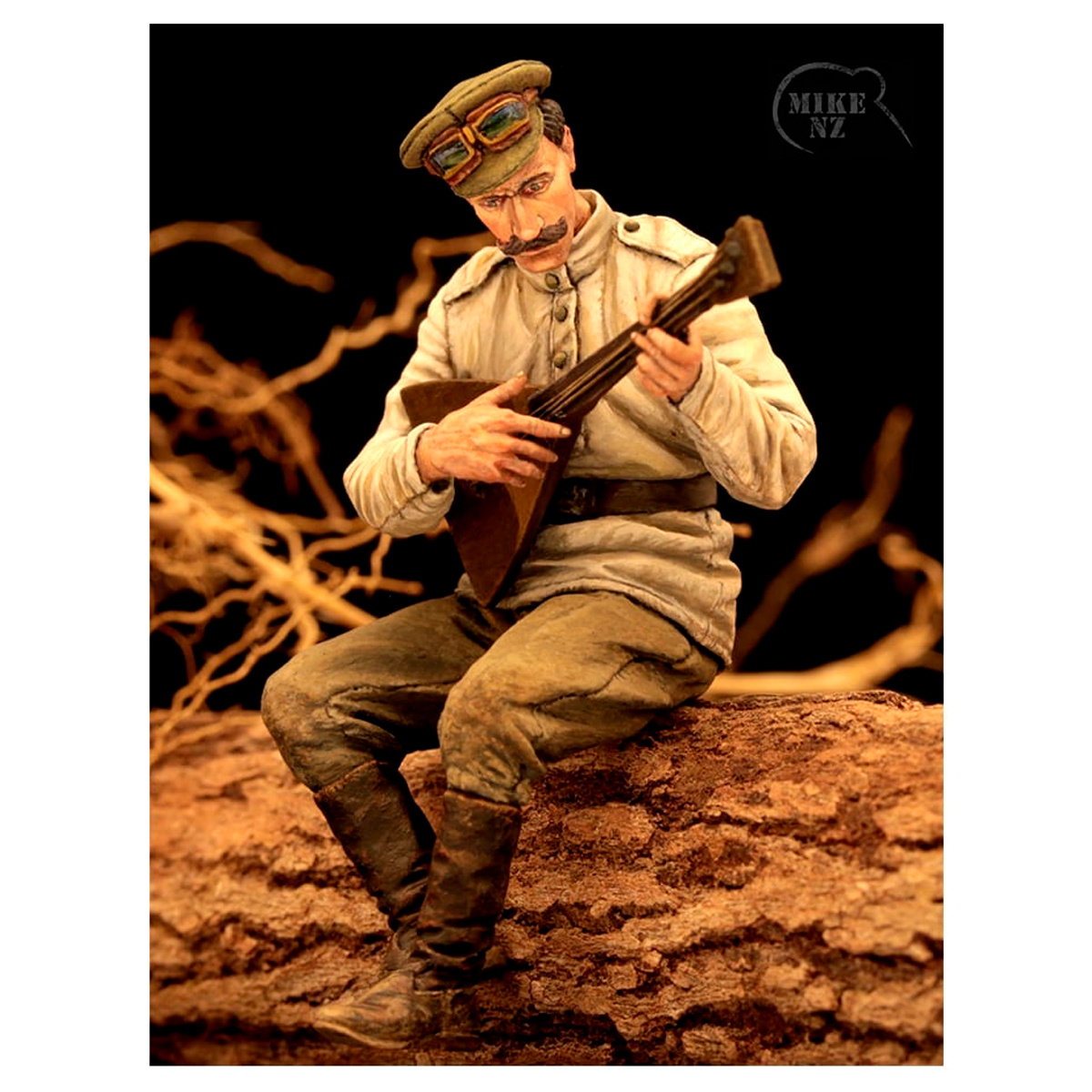 F35-012 Copper State Models 1/35 Член экипажа российского автомобильного пулеметного взвода, играющий на балалайке