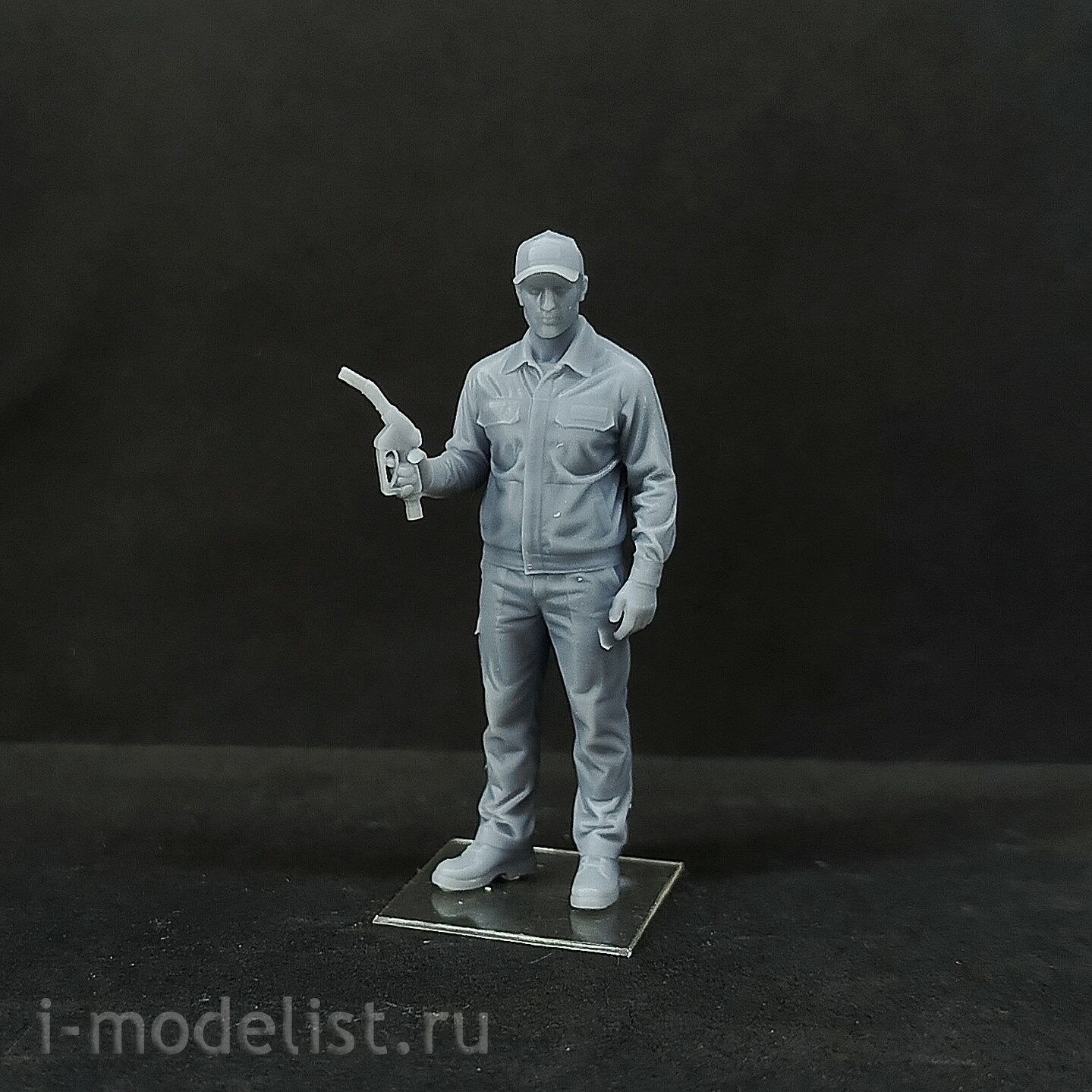 DMS-43023 ДМС 1/43 Фигурка Заправщик, современный