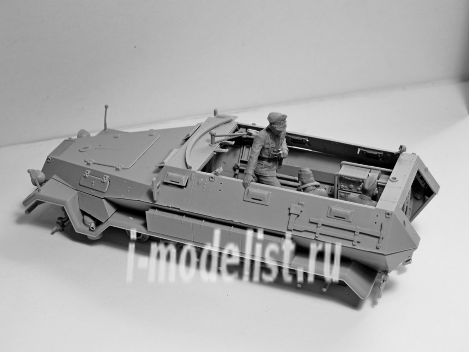 35104 ICM 1/35 Sd.Kfz.251/6 Ausf.A с экипажем
