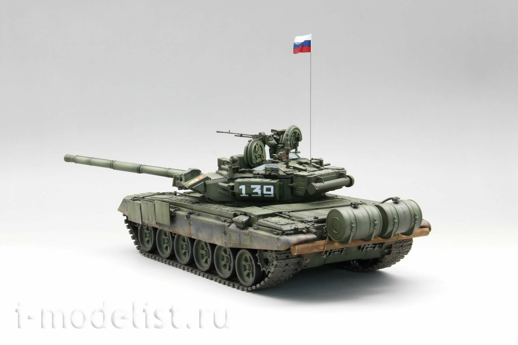 35A050 Amusing Hobby 1/35 Российский танк девяностый с полным интерьером