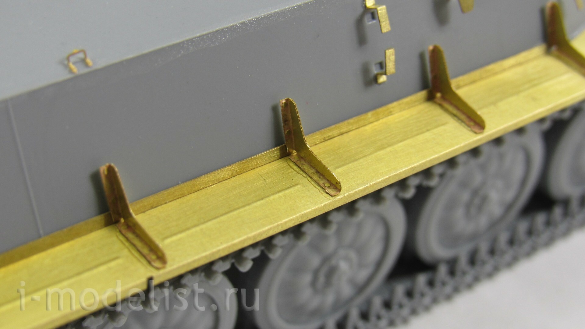 035637 Микродизайн 1/35 Набор фототравления надгусеничных полок МТ-ЛБ (Звезда)