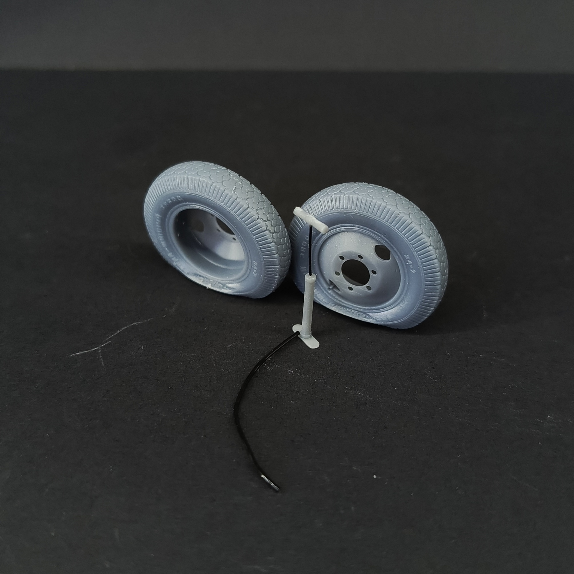 DMS-35239 ДМС 1/35 Колёса ЯШЗ 34x7 для автомобилей З-С (2 шт., спущенные, в комплекте насос ручной)