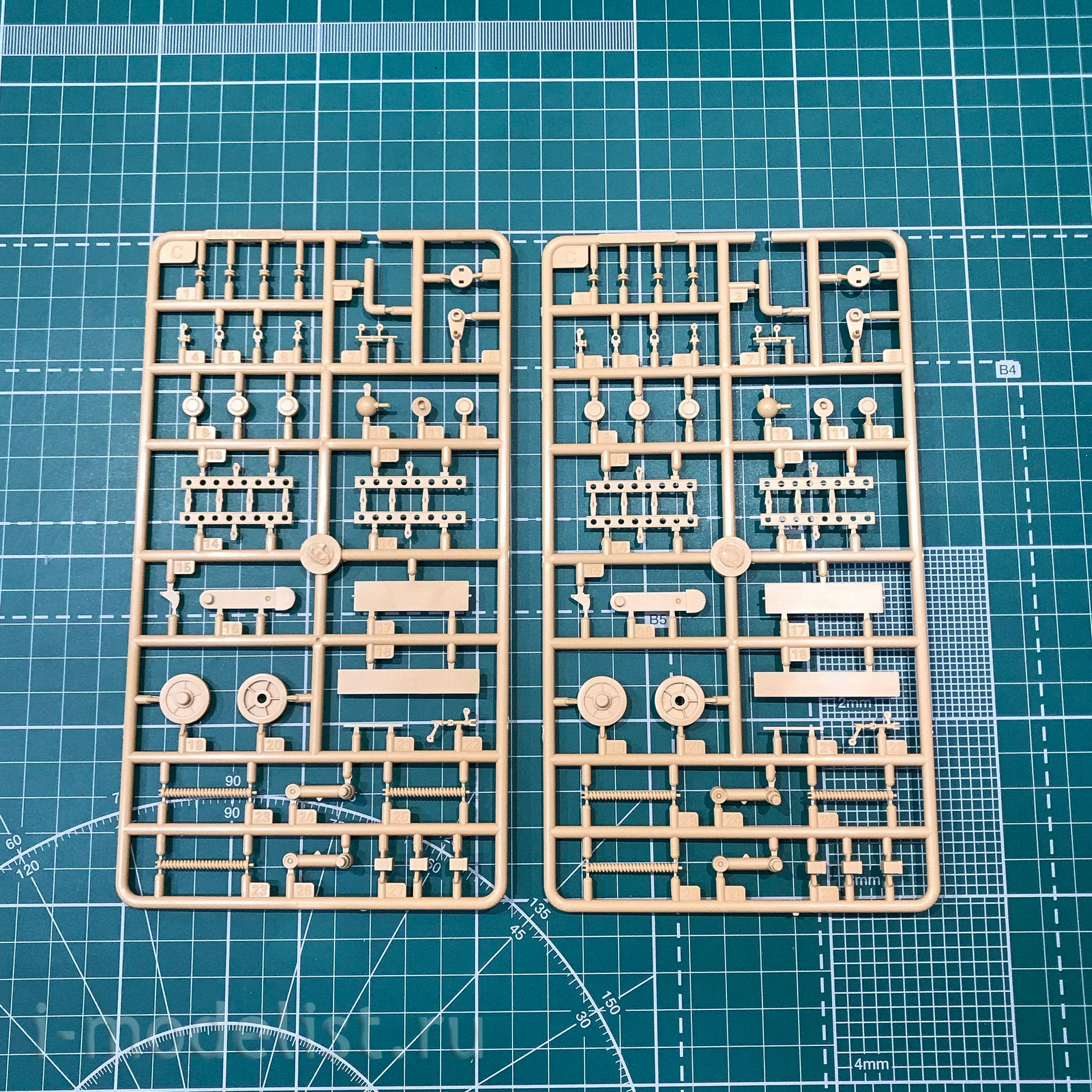 84515 Hobby Boss 1/35 Советский легкий колесно-гусеничный танк БТ-2 (средняя версия)