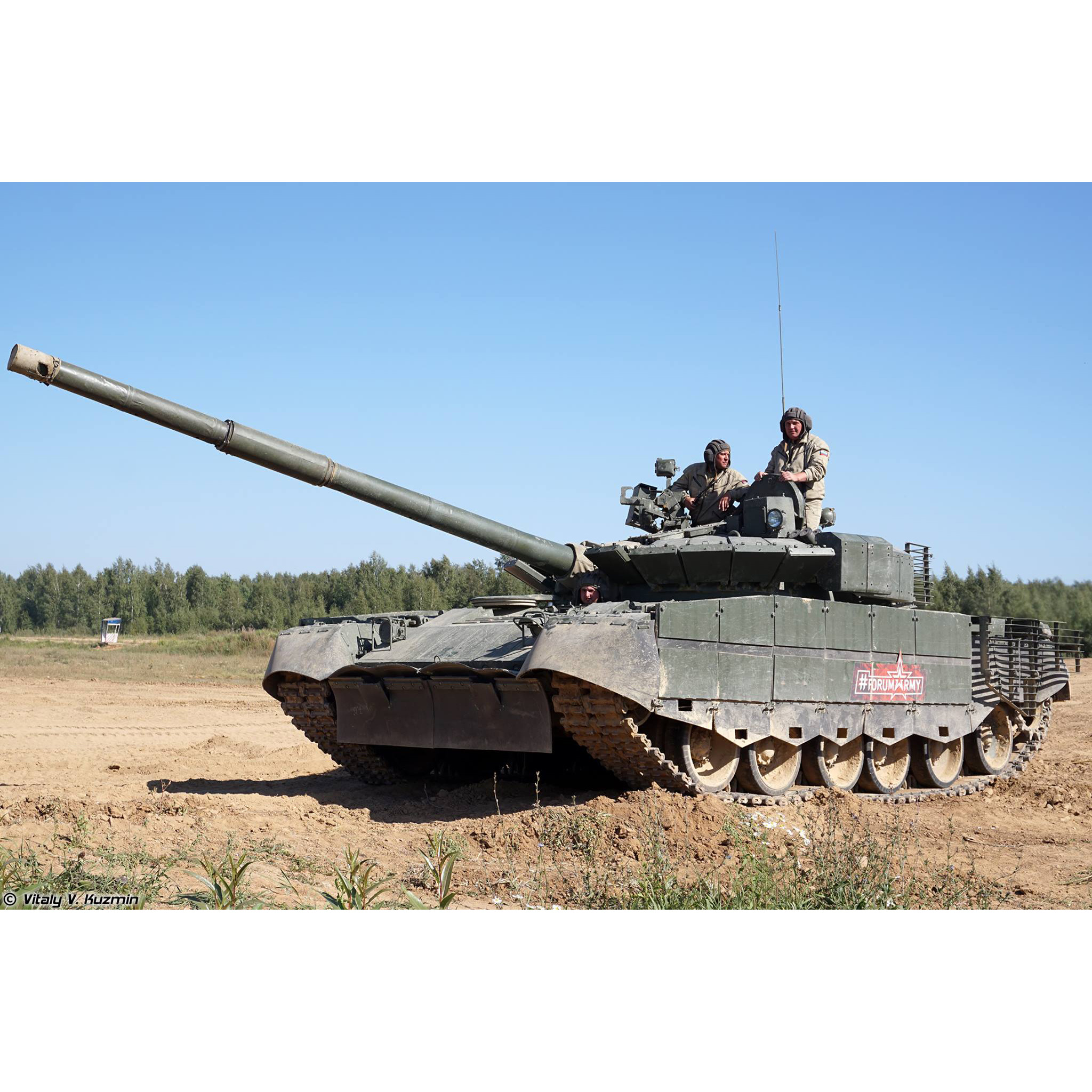 09587 Трубач 1/35 Российский танк Т-80БВМ (по лицензии ОмскТрансМаш)