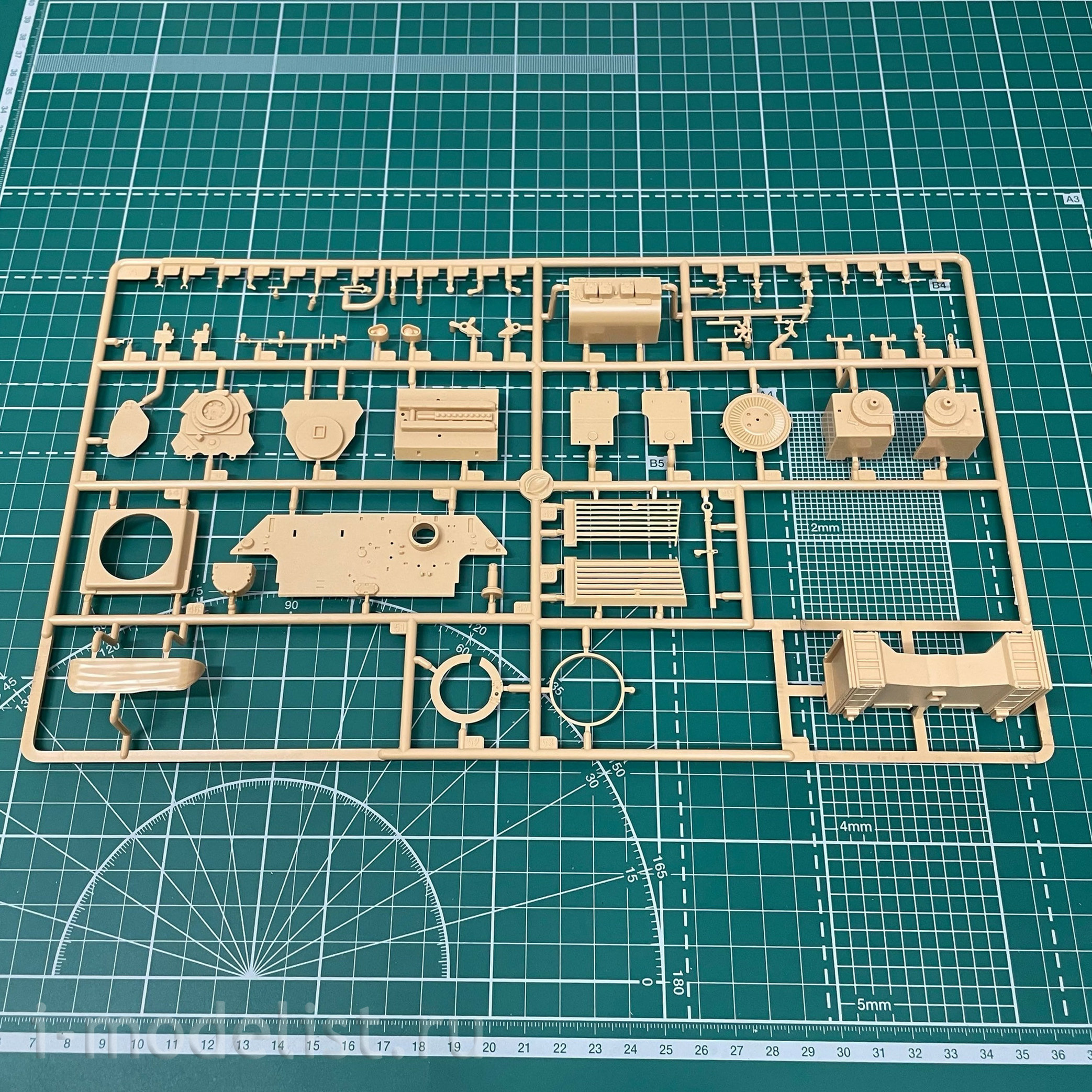 84557 HobbyBoss 1/35 Н емецкий основной боевой танк Leopard C2 MEXAS с TWMP