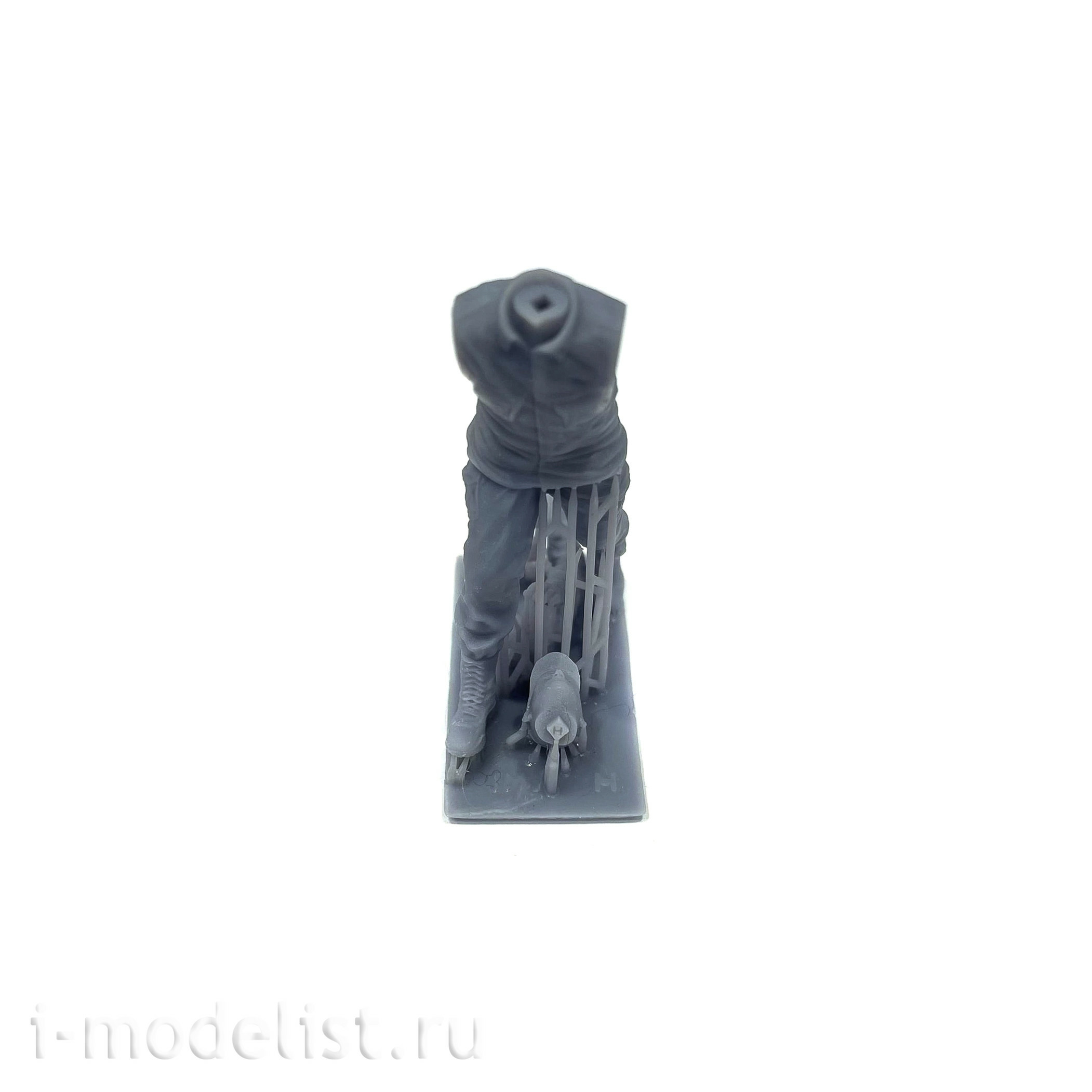 im35018 Imodelist 1/35 Комплект механиков (2 фигуры), меняющих спущенное колесо (одно колесо также входит в комплект) для К-4350 Мустанг