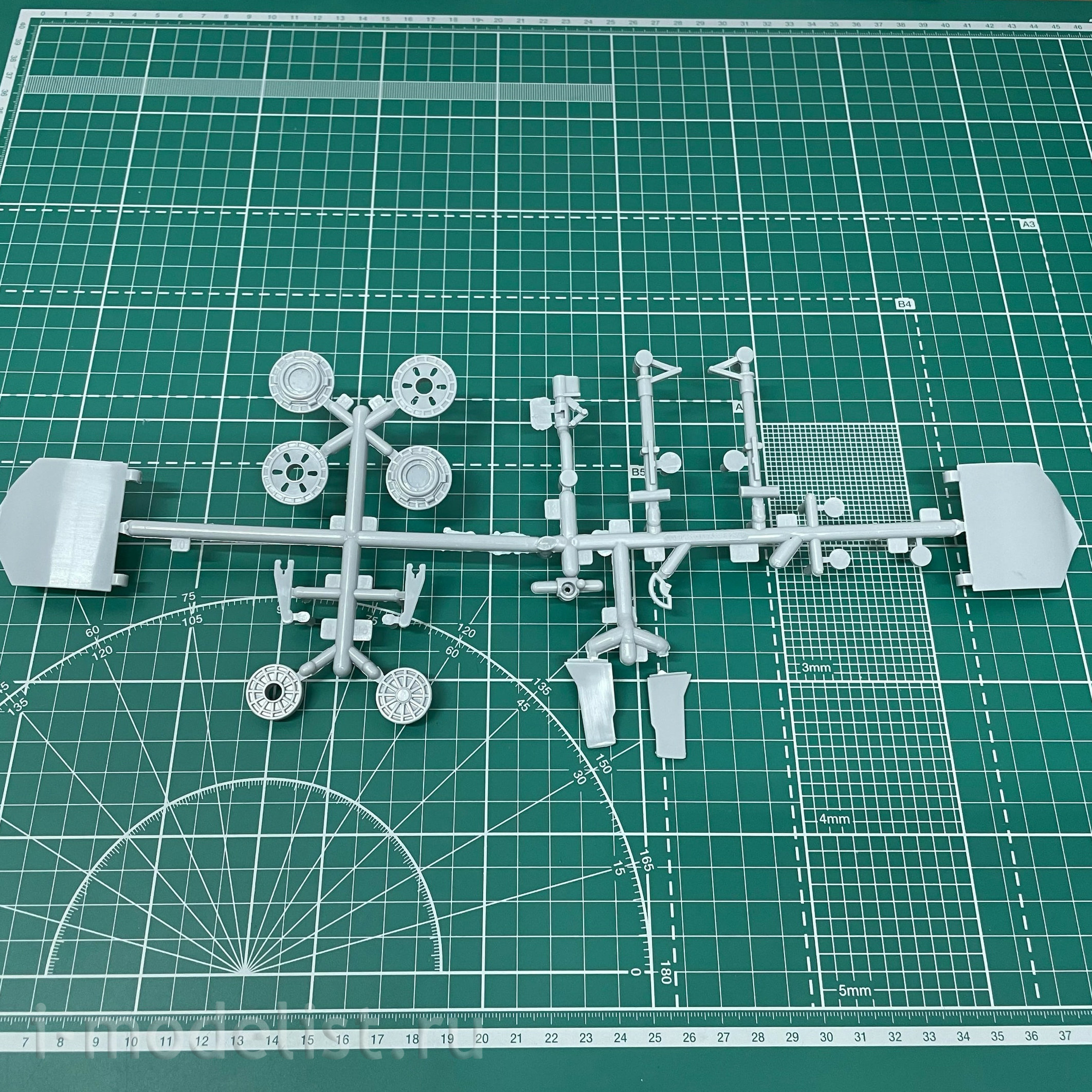 81808 HobbyBoss 1/18 Самолет F-86F-30 “Sabre”