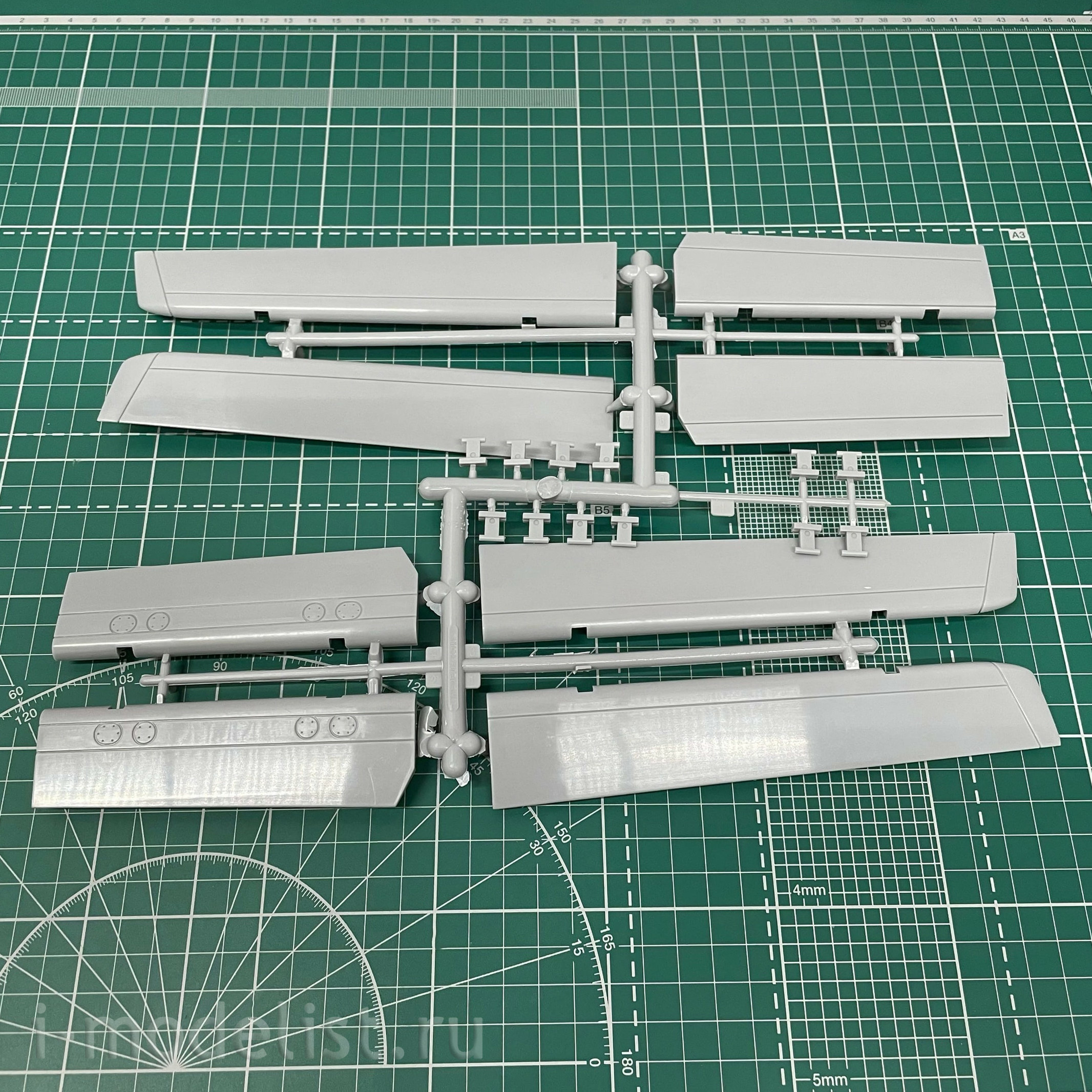 81808 HobbyBoss 1/18 Самолет F-86F-30 “Sabre”