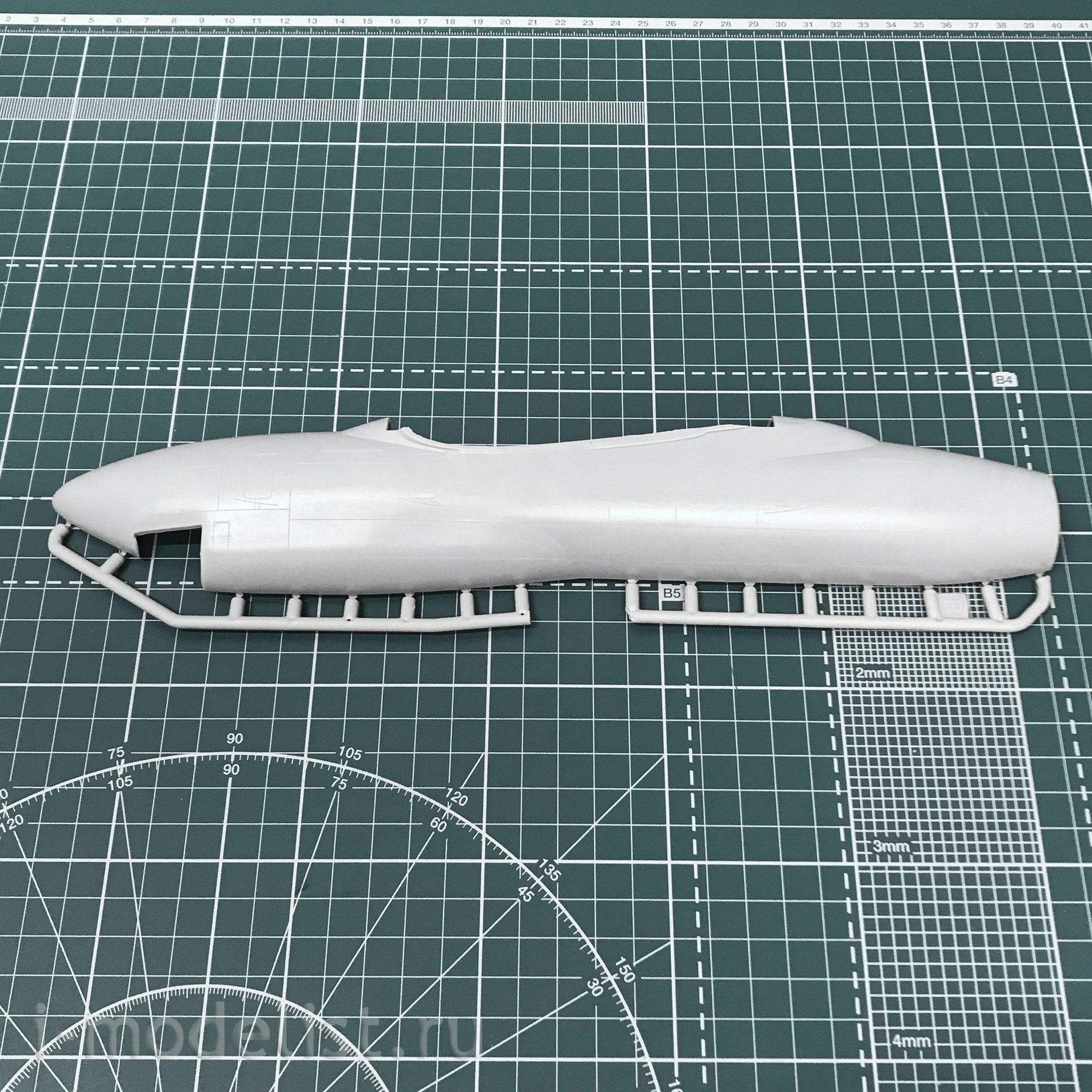 144154-1 Восточный экспресс 1/144 Авиалайнер 747SP RR QANTAS old