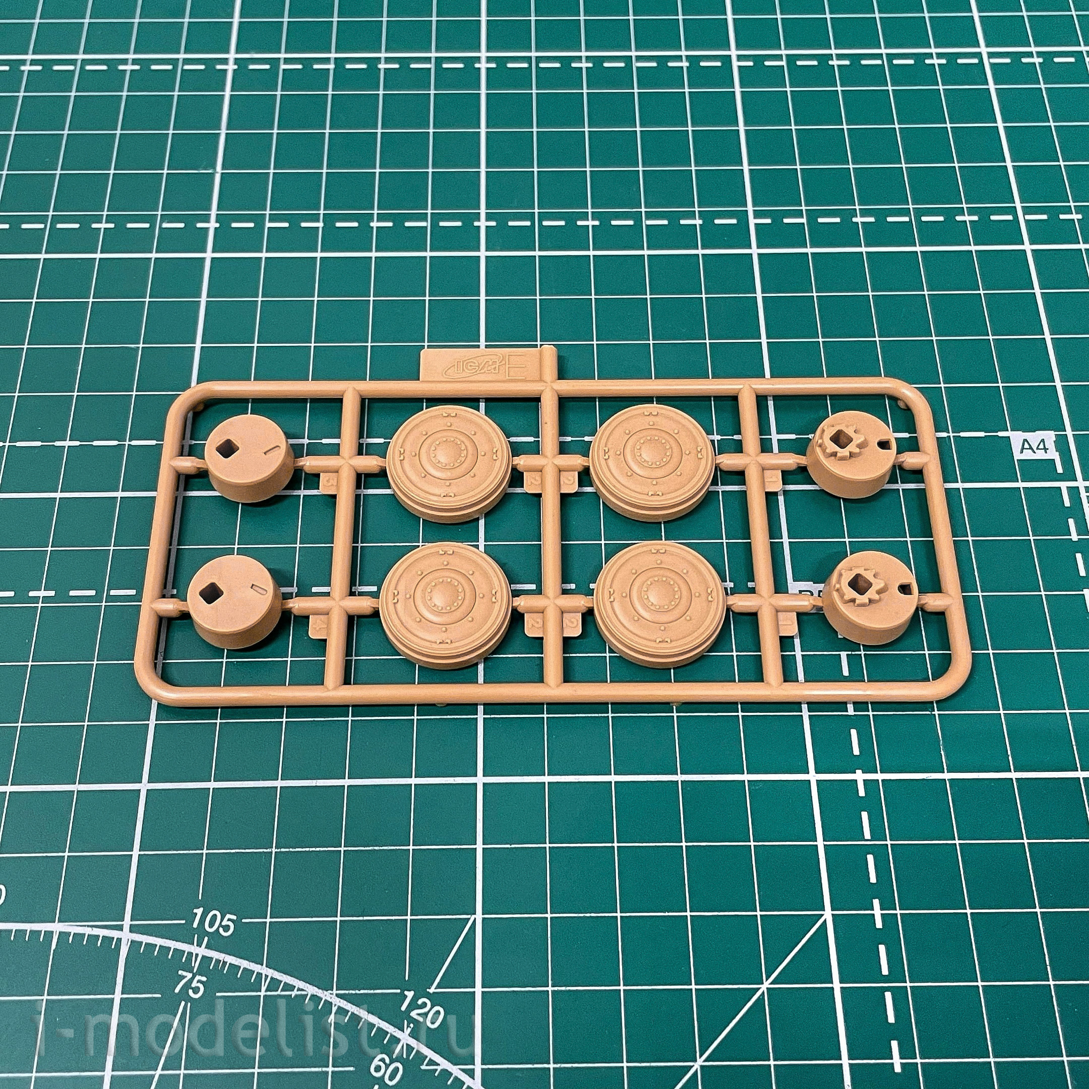 32411 Tamiya 1/35 Французский разведывательный бронеавтомобиль AMD 35 с 1 фигурой