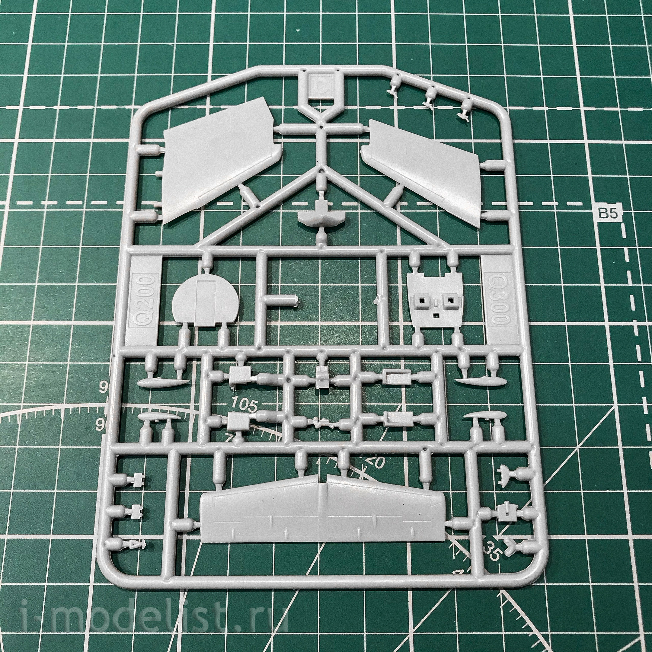 144132-1 Восточный Экспресс 1/144 Dash 8 Q200 Quantas