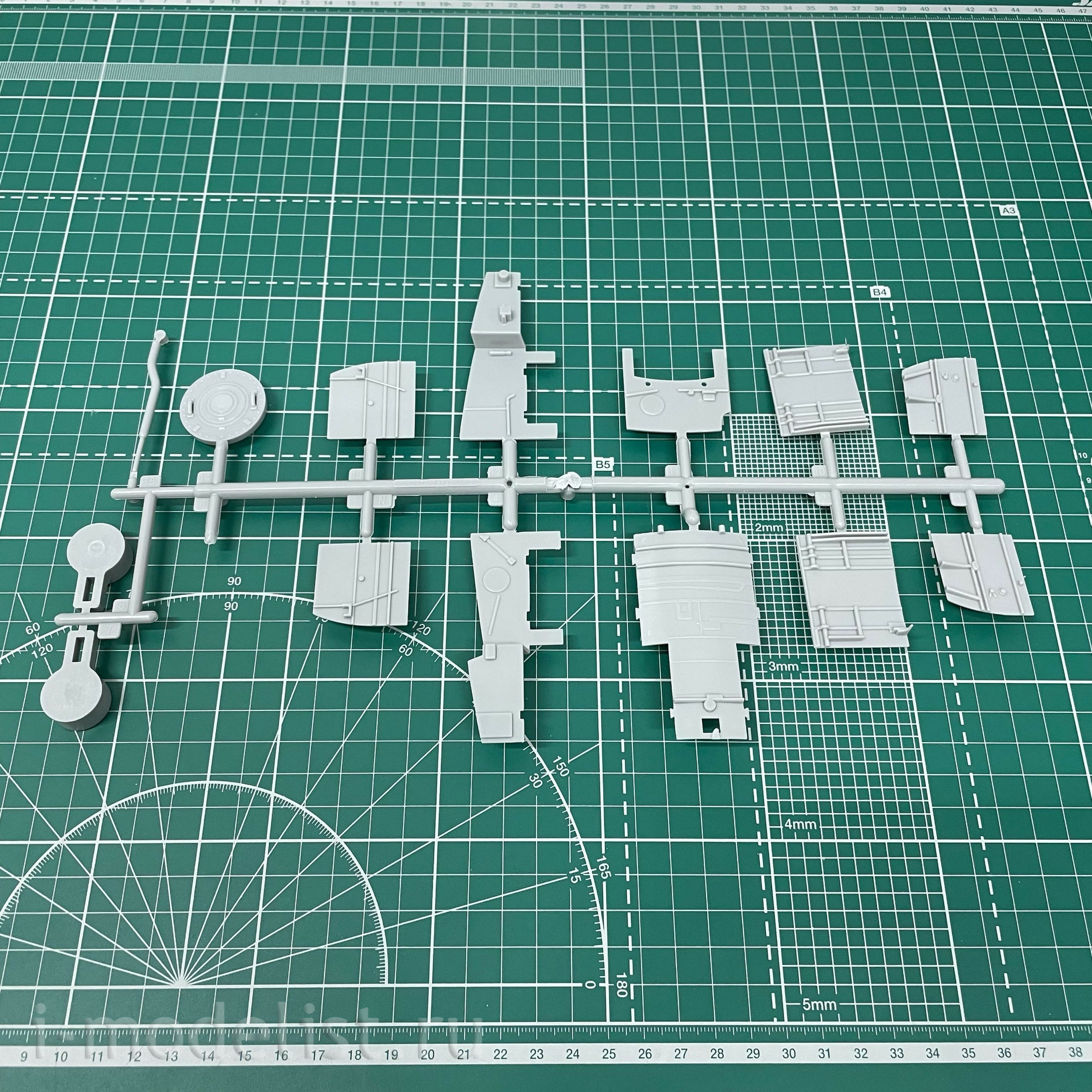 81808 HobbyBoss 1/18 Самолет F-86F-30 “Sabre”