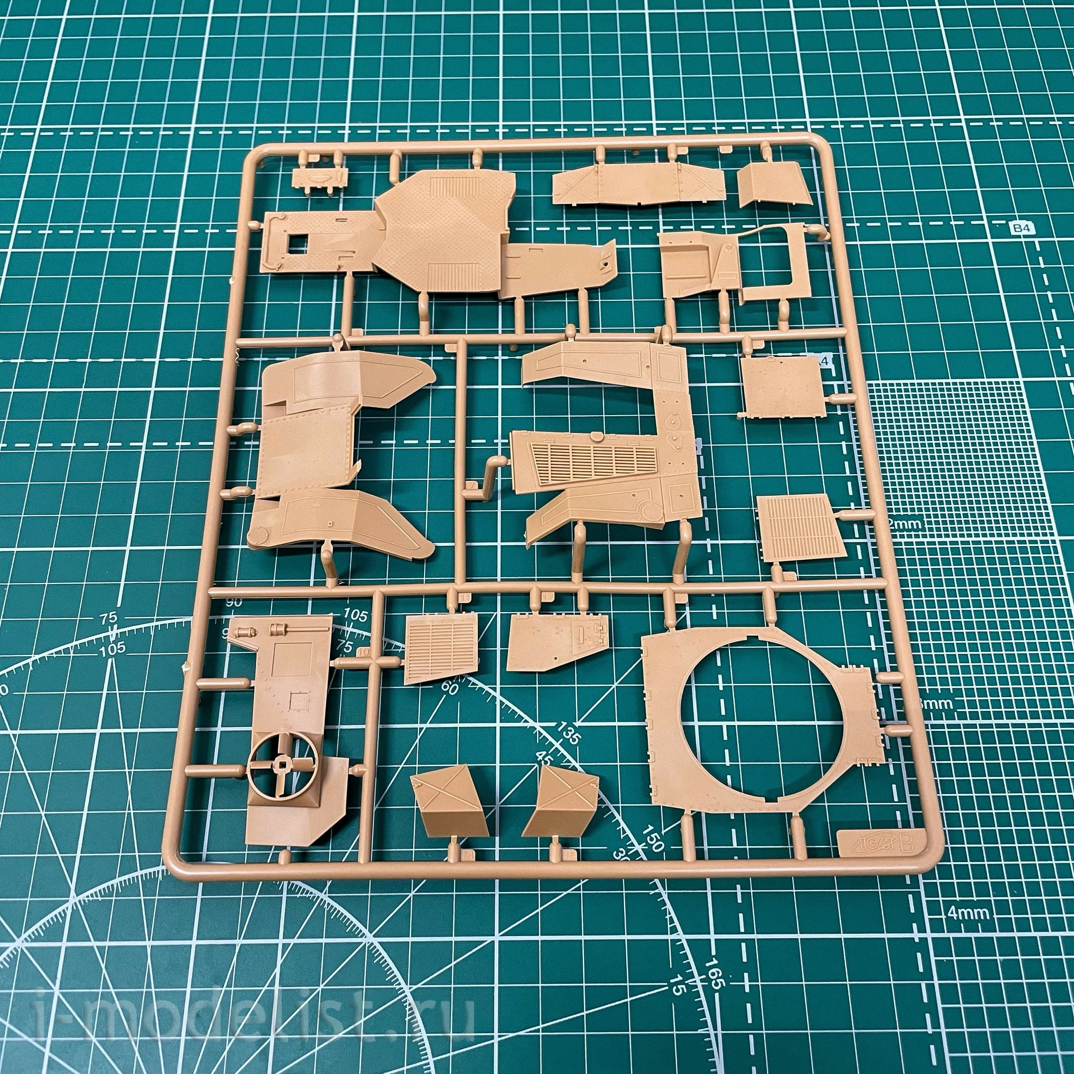 32411 Tamiya 1/35 Французский разведывательный бронеавтомобиль AMD 35 с 1 фигурой