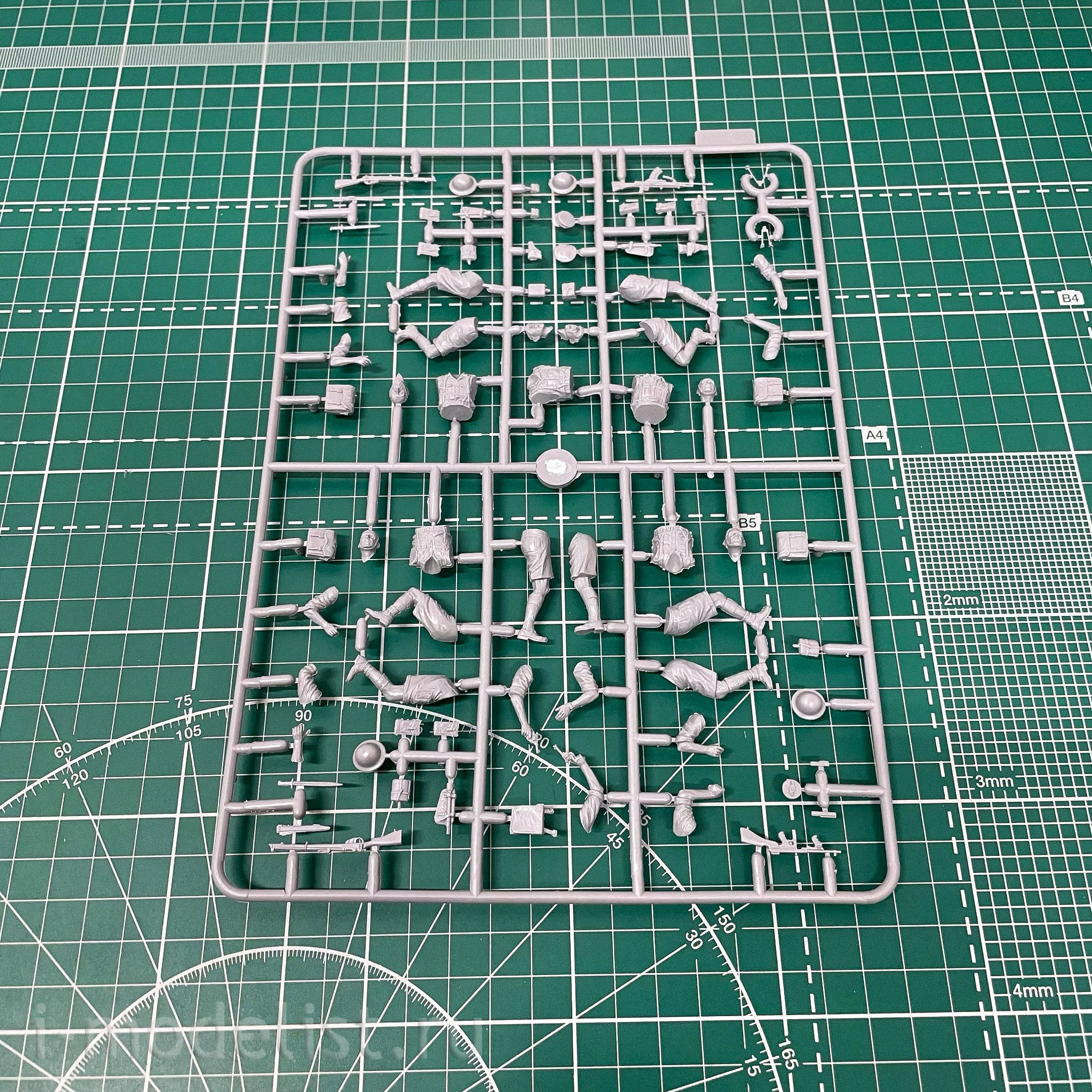 6579 Italeri 1/35 Танк Crusader Mk. II с пехотой 8-й армии