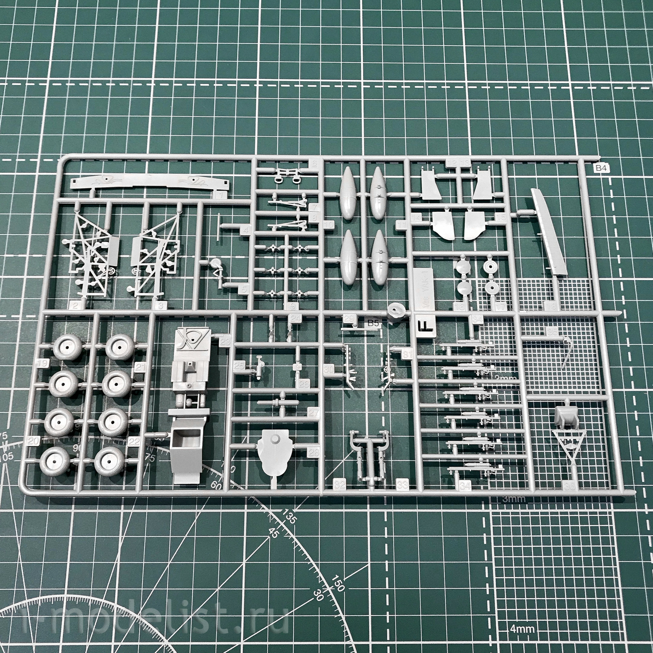4817 Звезда 1/48 Советский истребитель Як-1б
