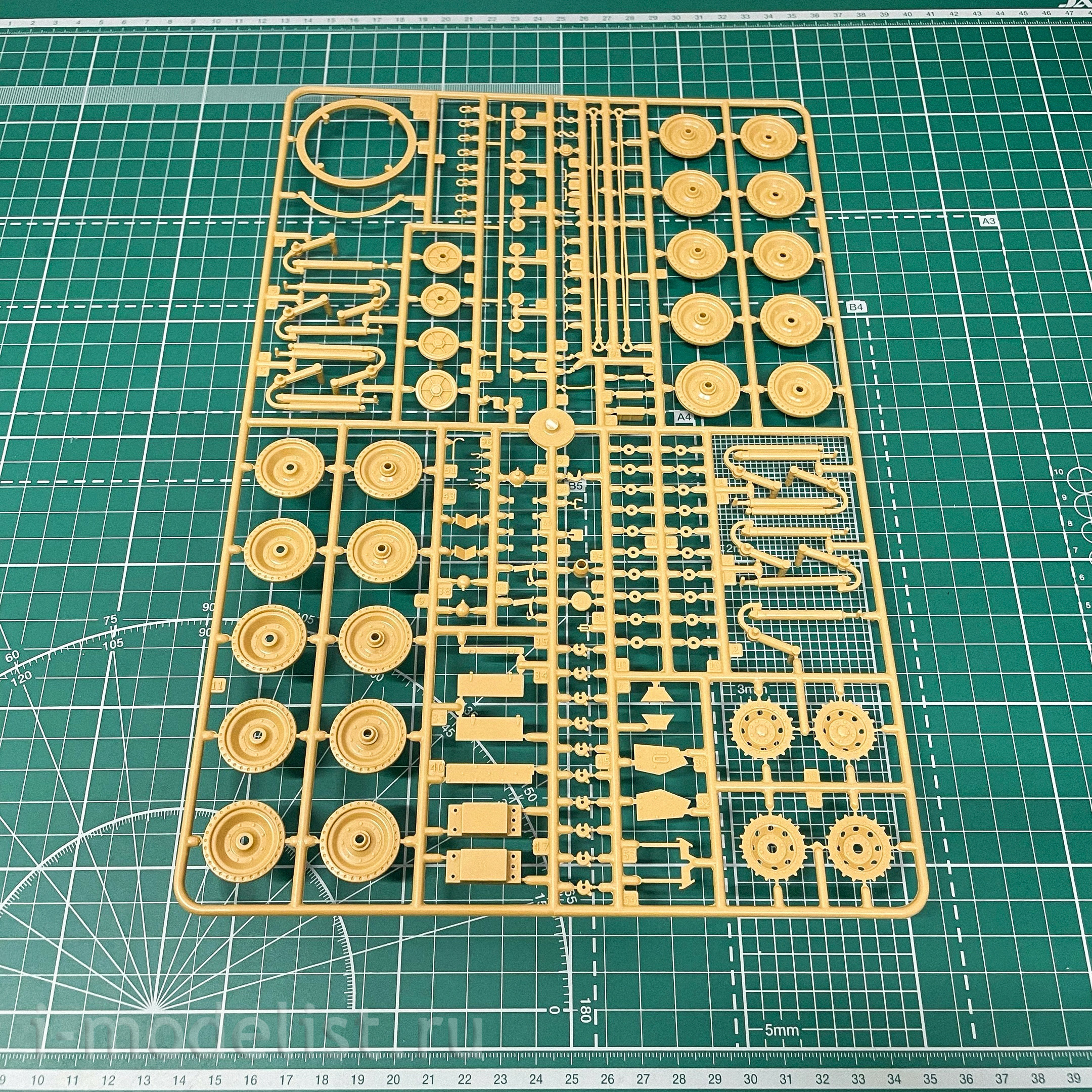 6579 Italeri 1/35 Танк Crusader Mk. II с пехотой 8-й армии