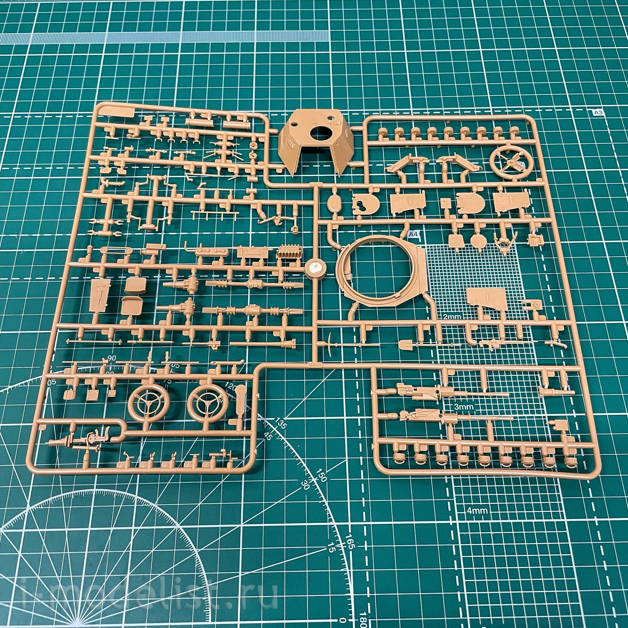 32411 Tamiya 1/35 Французский разведывательный бронеавтомобиль AMD 35 с 1 фигурой