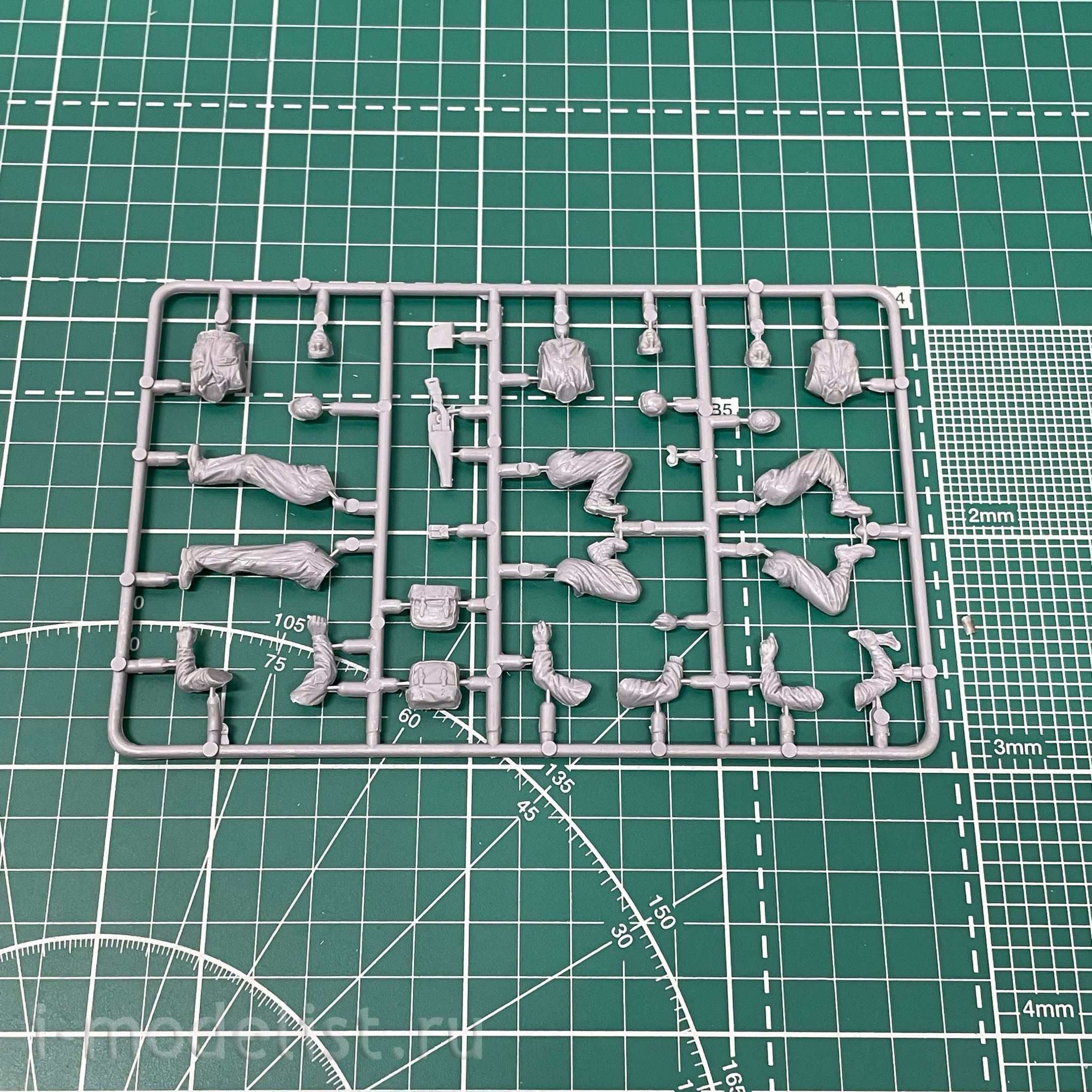 35383 MiniArt 1/35 Грузовой автомобиль армии США G7107 с экипажем и металлическим кузовом