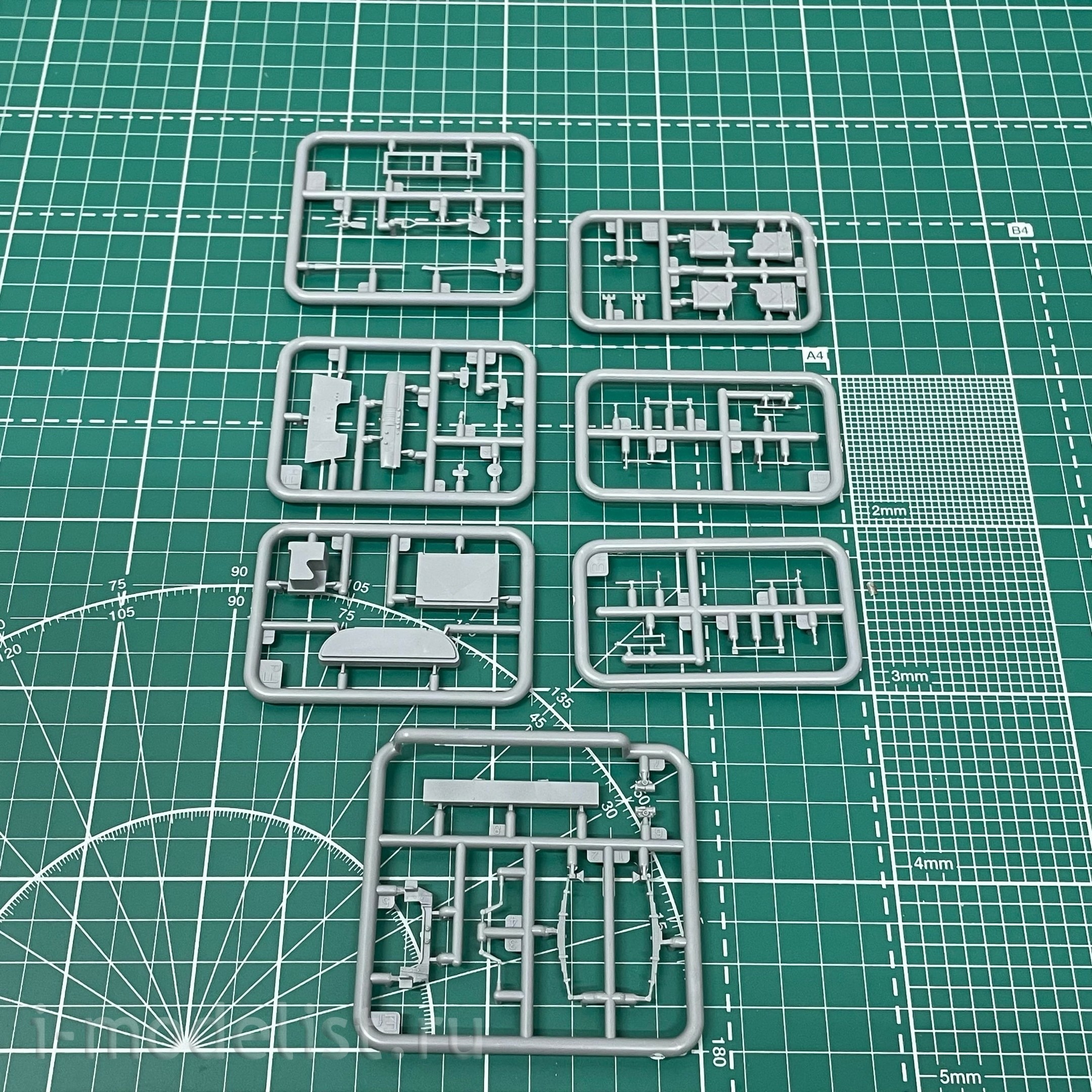 35383 MiniArt 1/35 Грузовой автомобиль армии США G7107 с экипажем и металлическим кузовом