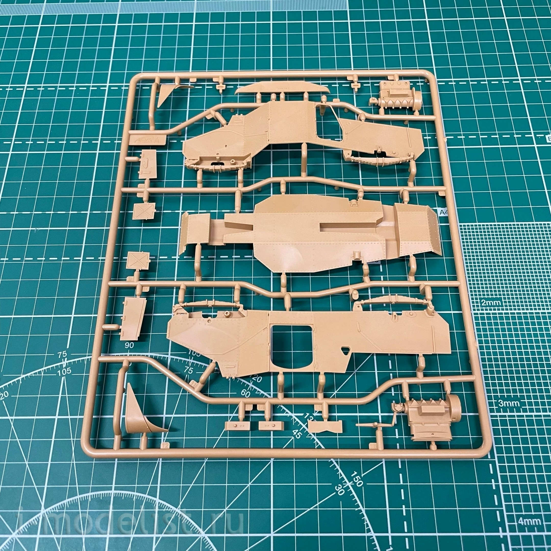 32411 Tamiya 1/35 Французский разведывательный бронеавтомобиль AMD 35 с 1 фигурой