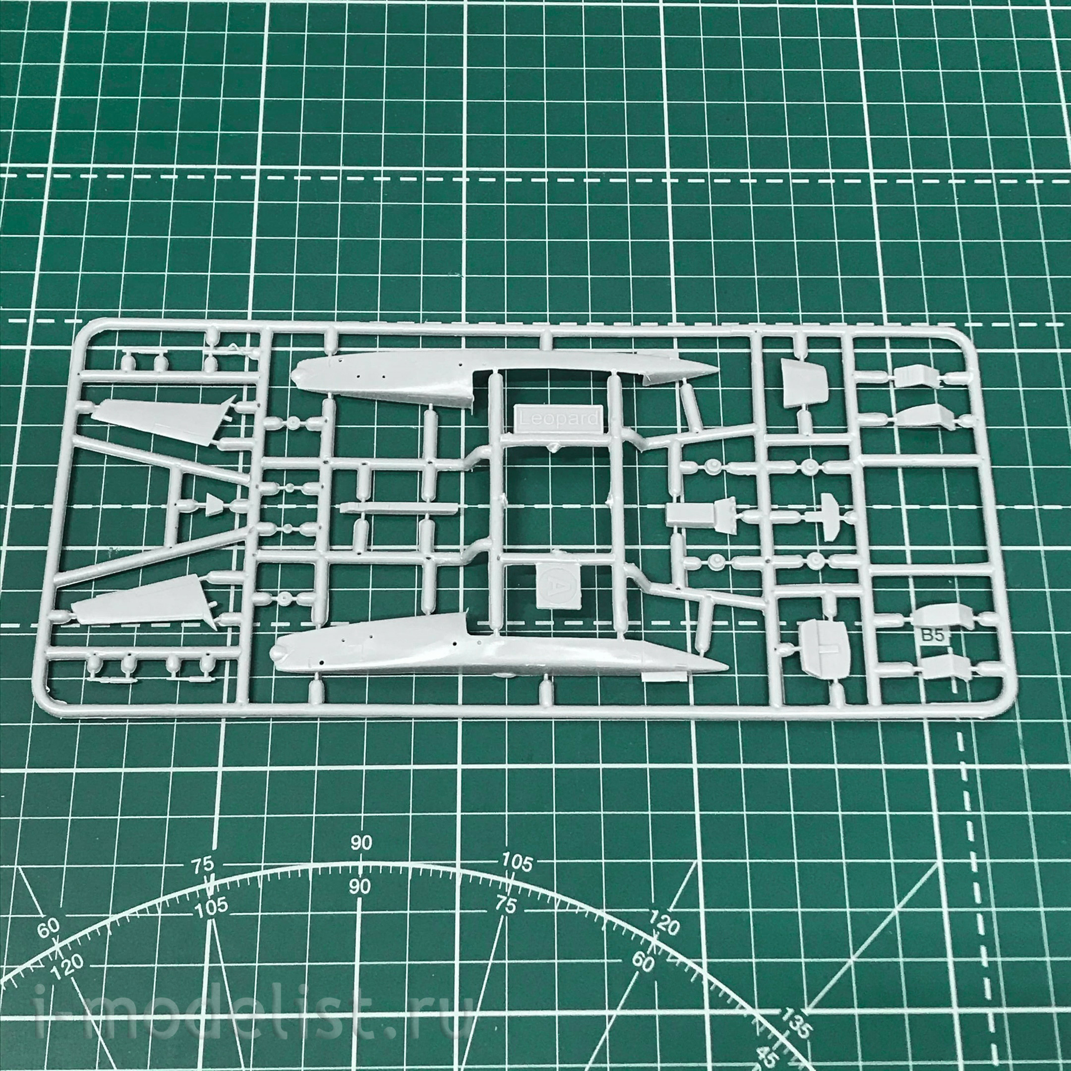72337 Amodel 1/72 Легкий административный самолет CMC Leopard 2 