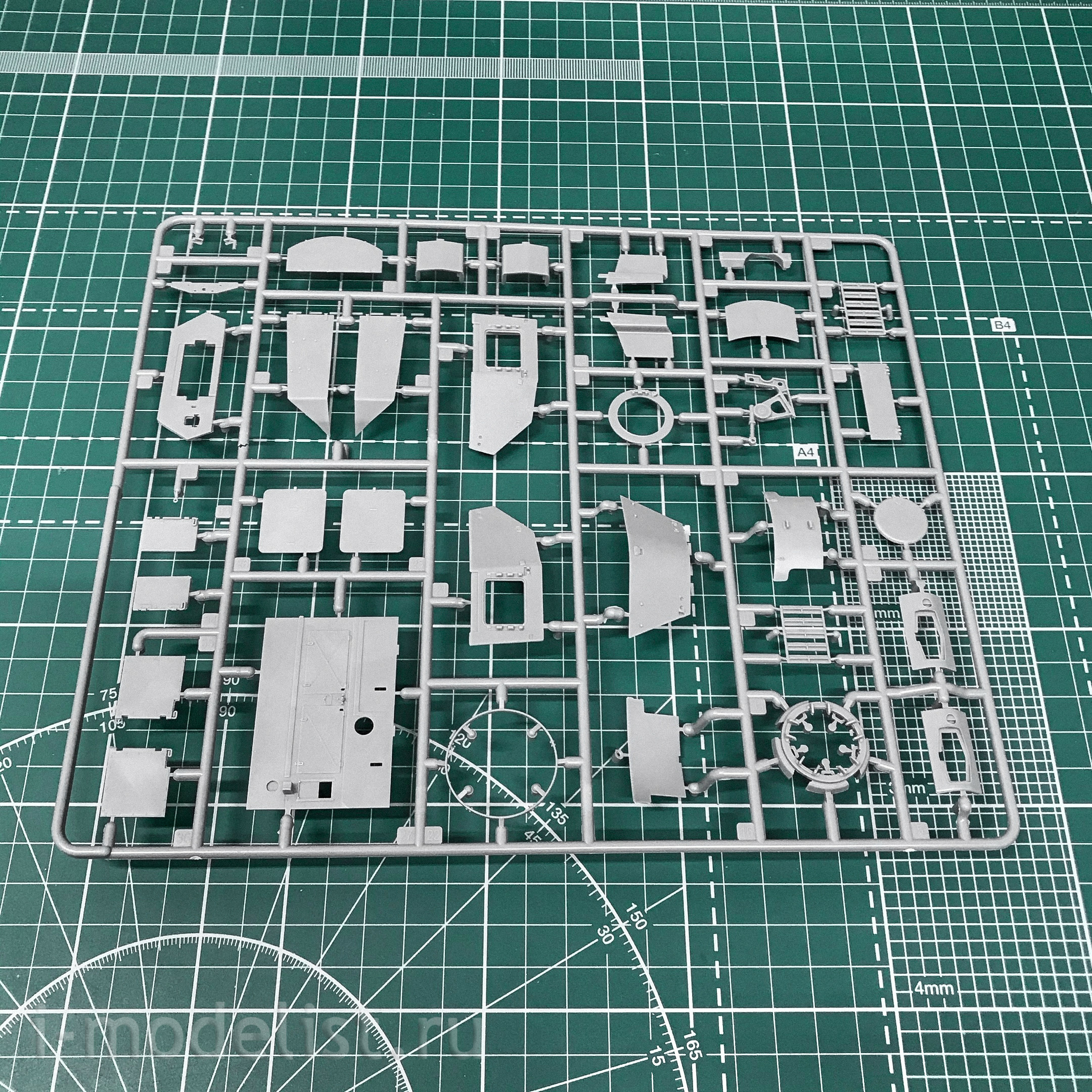 35298 MiniArt 1/35 Танк Pz.Kpfw.IV Ausf. H Vomag, ранняя версия (Май 1943, с интерьером)