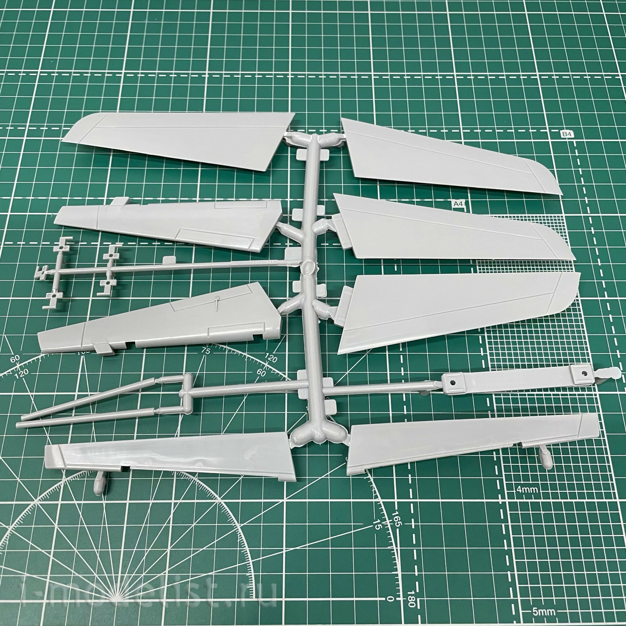 81808 HobbyBoss 1/18 Самолет F-86F-30 “Sabre”
