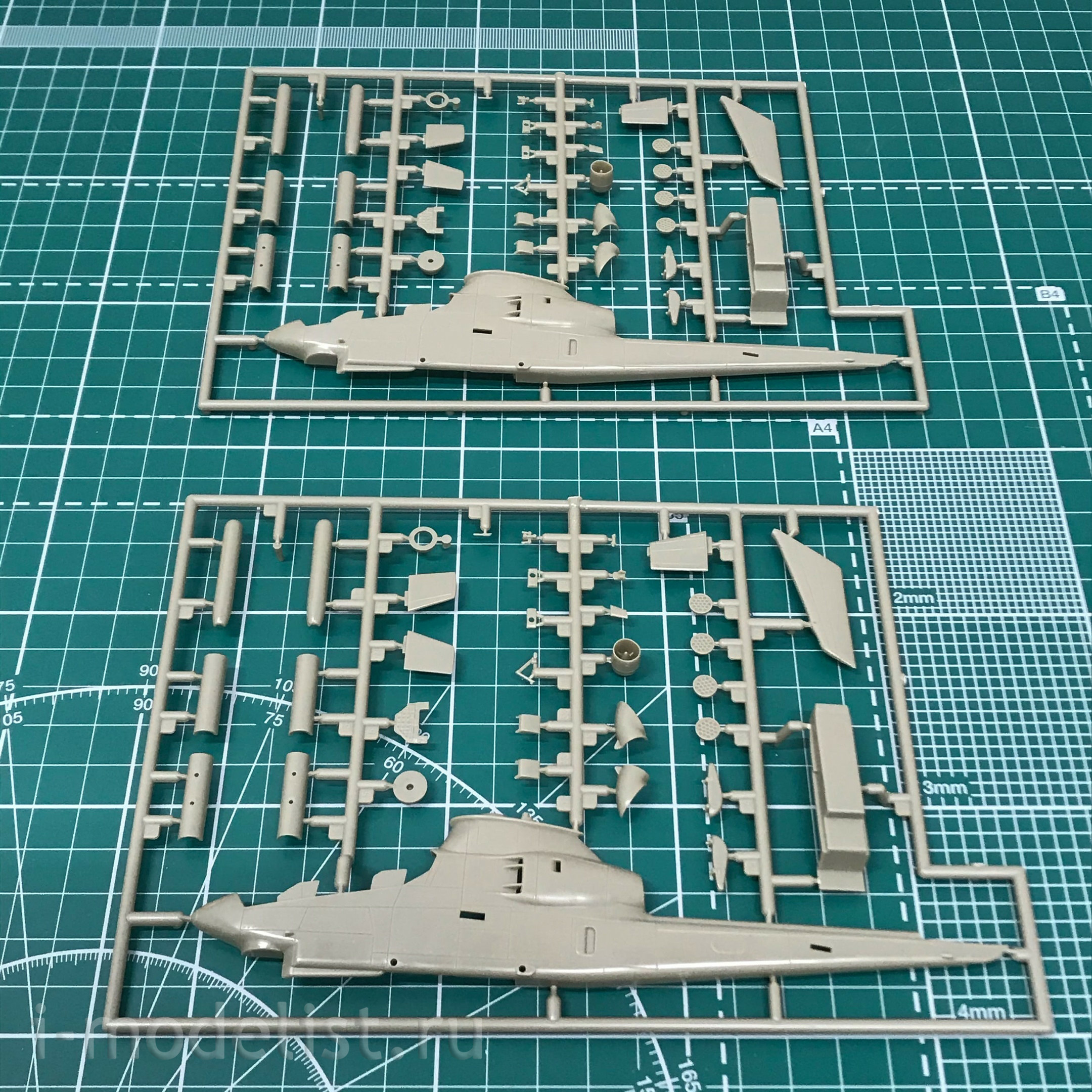 AZ7702 AZ Model 1/72 AH-1G Huey Cobra. 3 набора в коробке