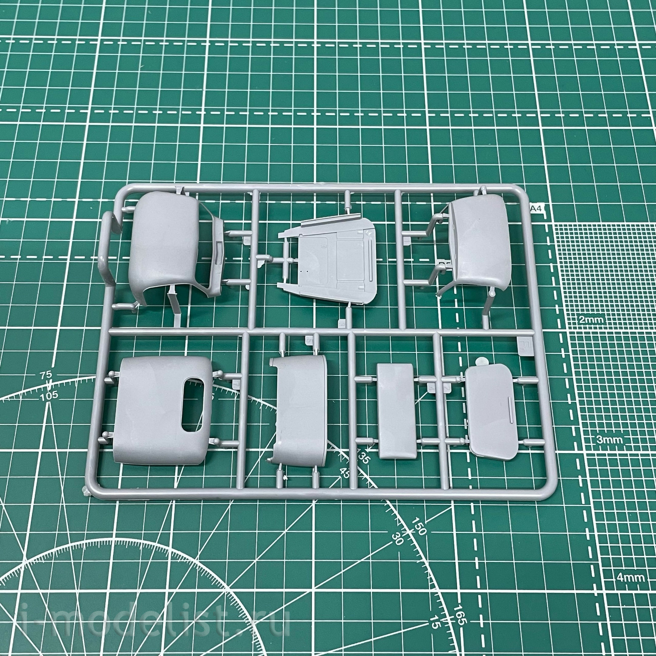 35383 MiniArt 1/35 Грузовой автомобиль армии США G7107 с экипажем и металлическим кузовом
