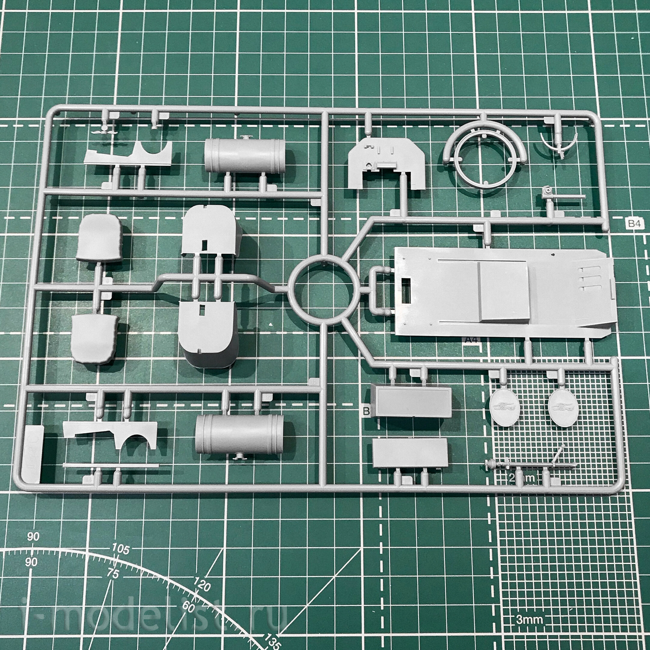 24015 ICM 1/24 Американский спортивный автомобиль Модель T 1913 Speedster