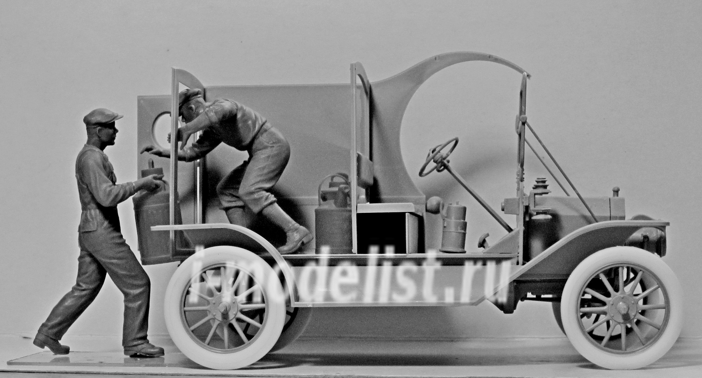 24019 ICM 1/24 Миниатюра Доставка бензина, Развозной фургон Модель Т 1912 г. с американскими грузчиками