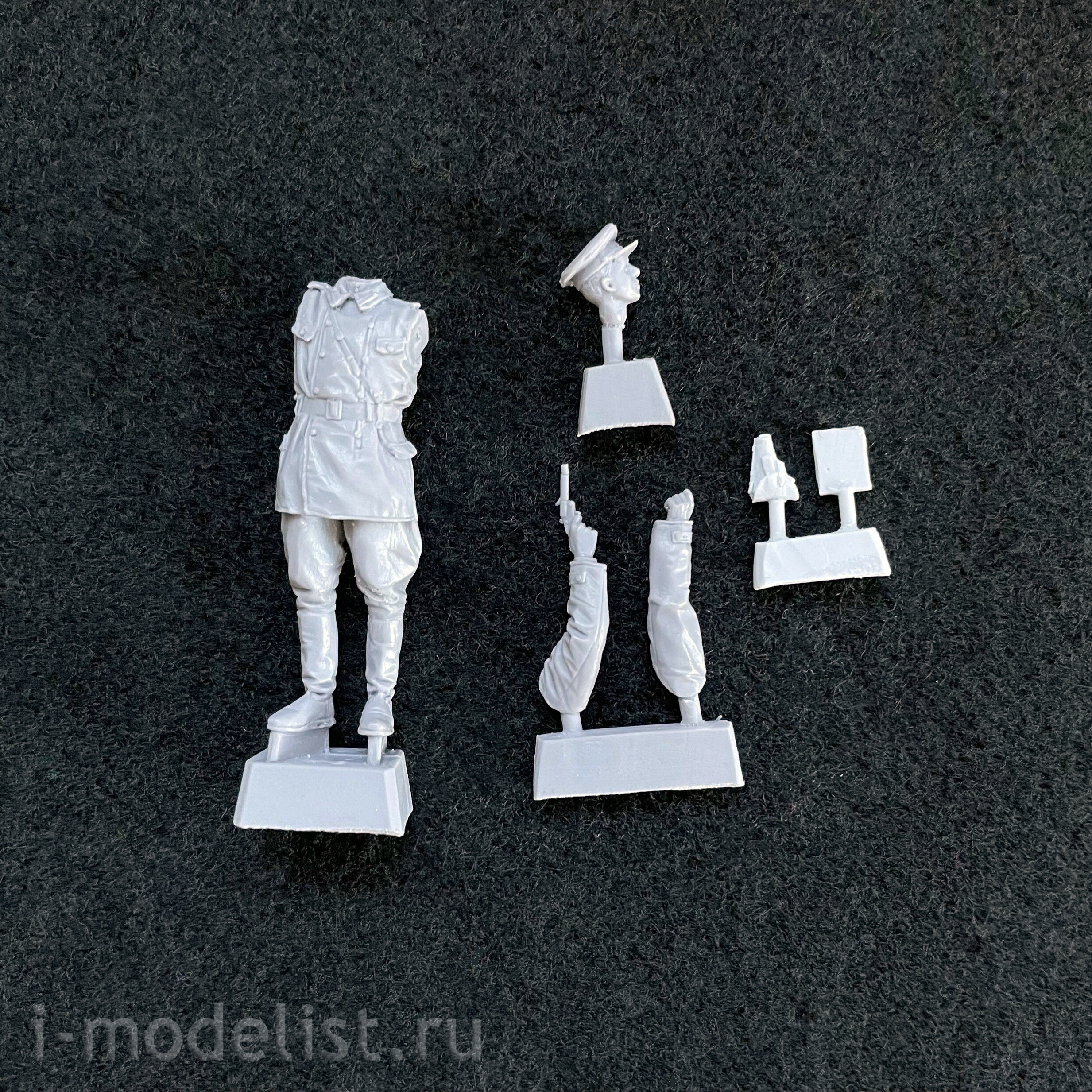 B6-35149 Bravo-6 1/35 Зеленая ракета (2 фигуры офицеров РККА)
