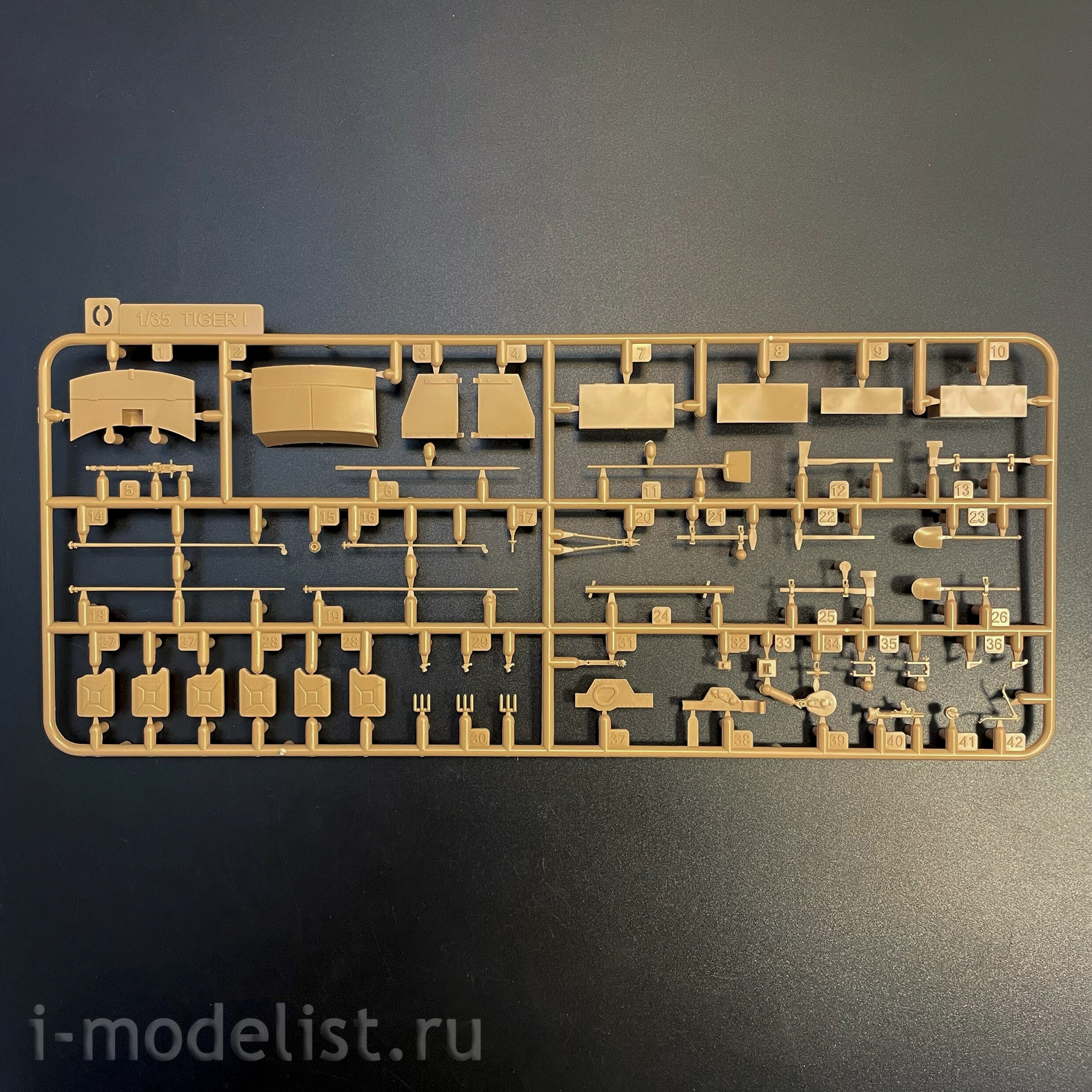 RM-5139 Rye Field Model 1/35 Немецкий танк Sd.kfz.181 Tiger I (ранний, Курск 1943) с фигуркой Михаэля Виттманна