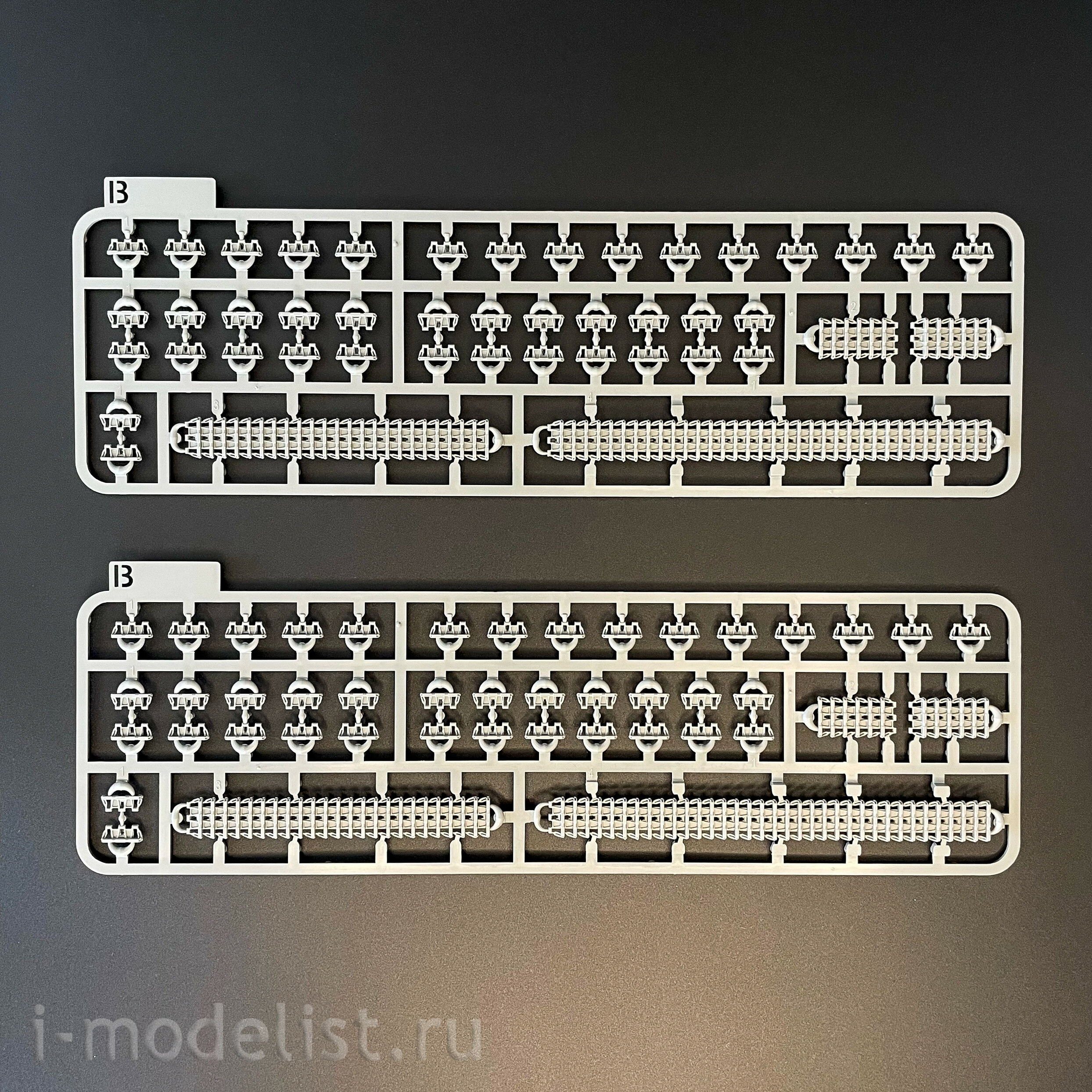 8017 Takom 1/35 Немецкая САУ StuH 42 & StuG III Ausf. G (средний), 2 в 1