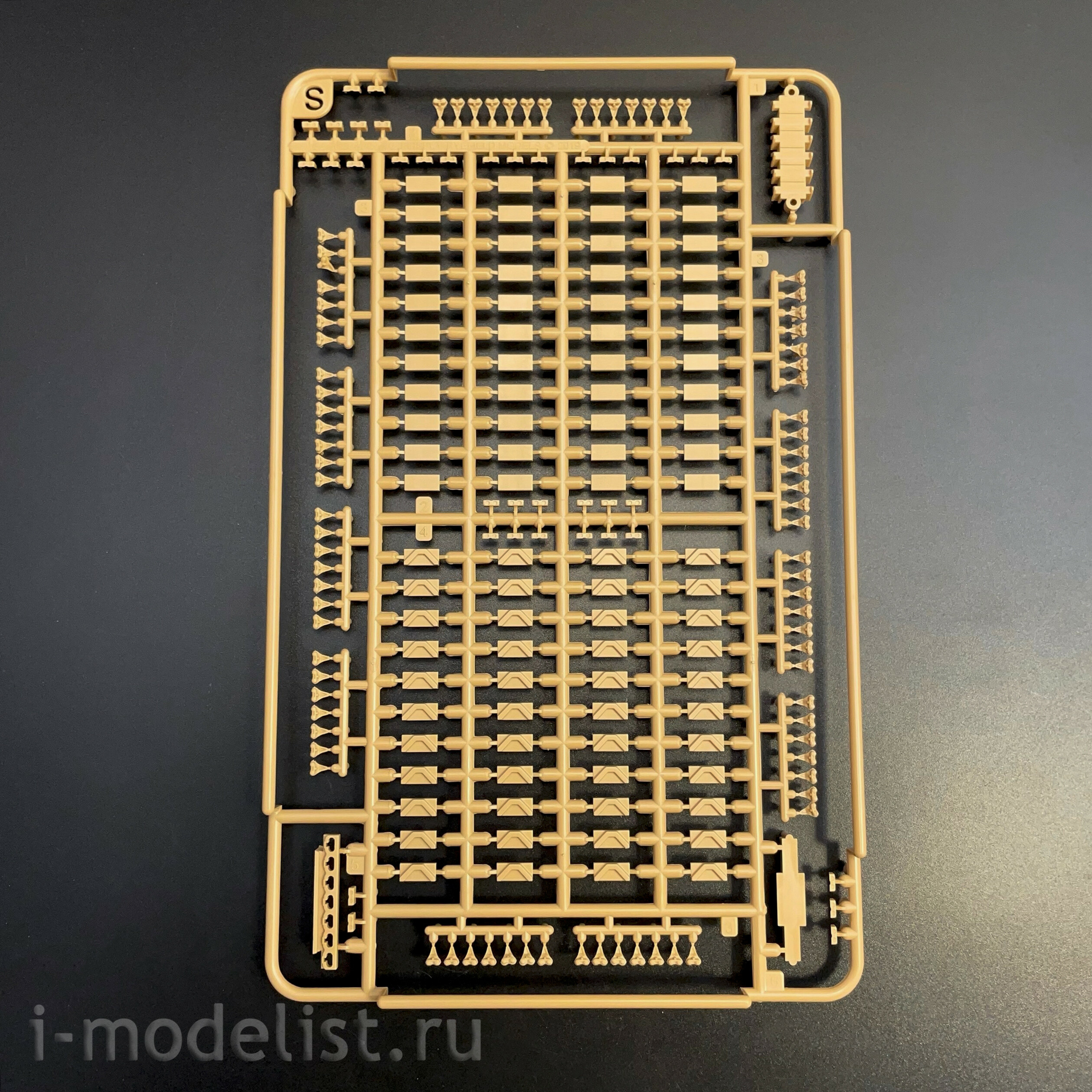 RM-5135 Rye Field Model 1/35 Танк M4A3 Sherman 76W VVSS поздний (Стандартная версия с интерьером)	