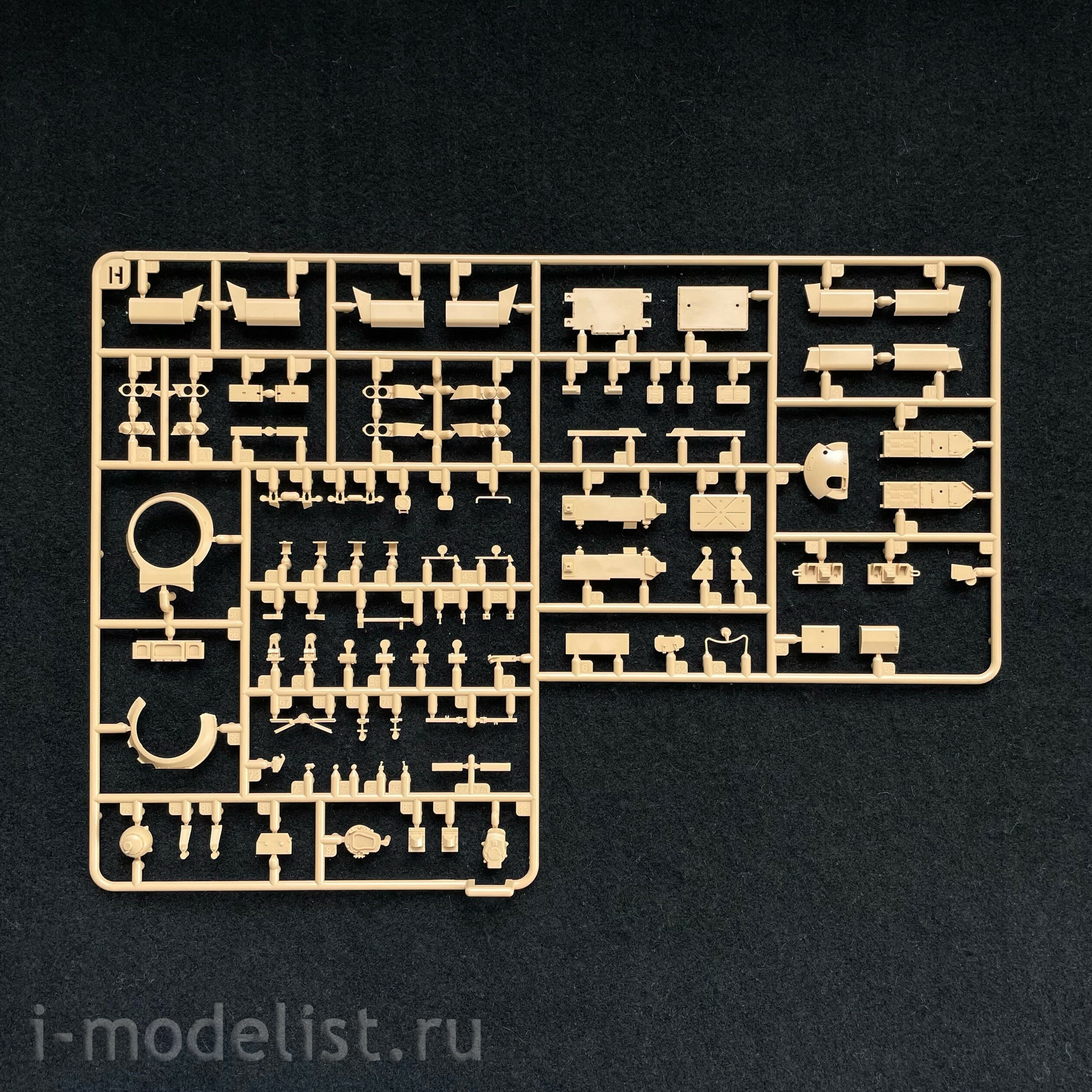 RM-5091 Rye Field Model 1/35 Советский танк Т-55АМД с комплексом активной защиты (КАЗ) 