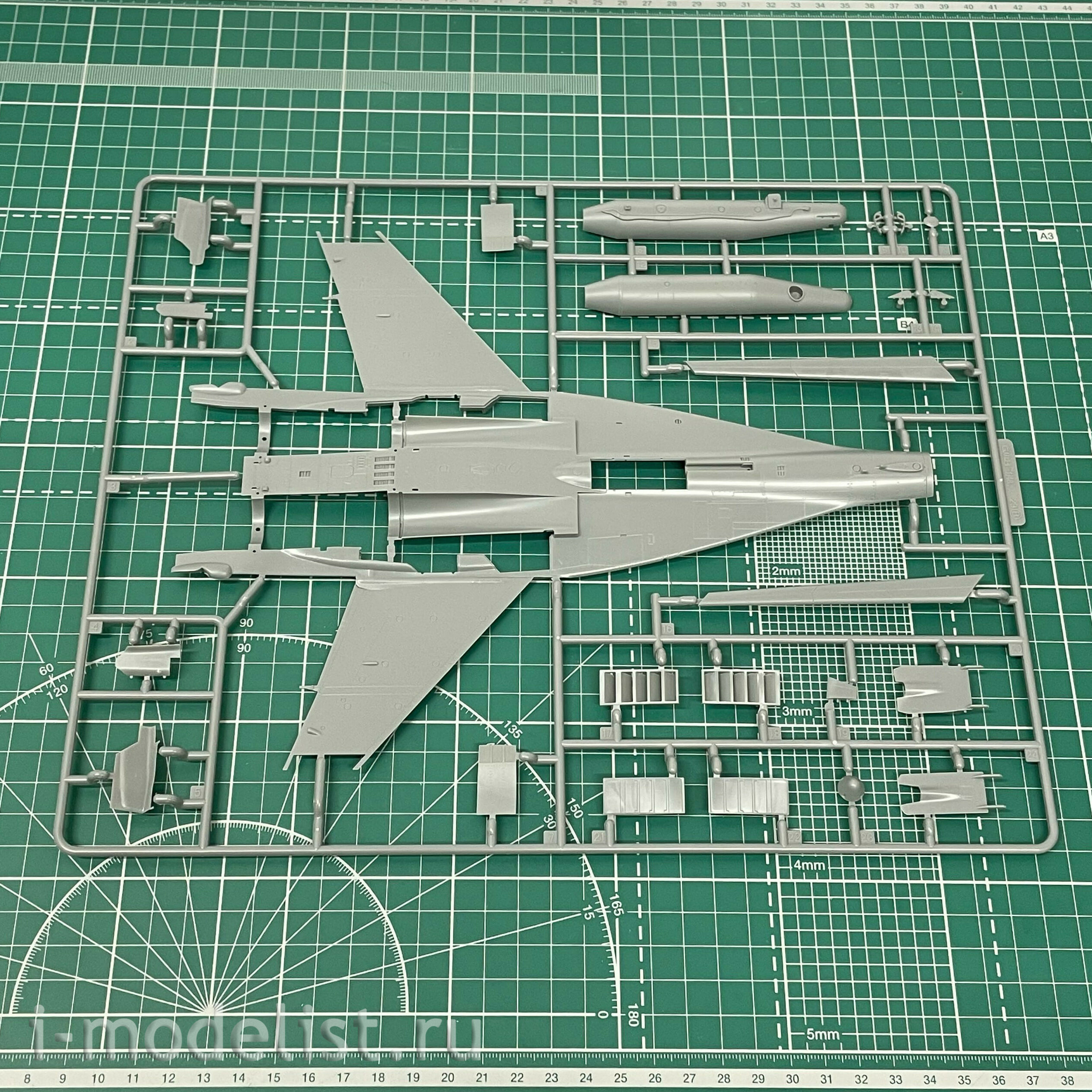 S4814 Great Wall Hobby 1/48 Самолет М-29 9-13 (Пилотажная Группа Стрижи)