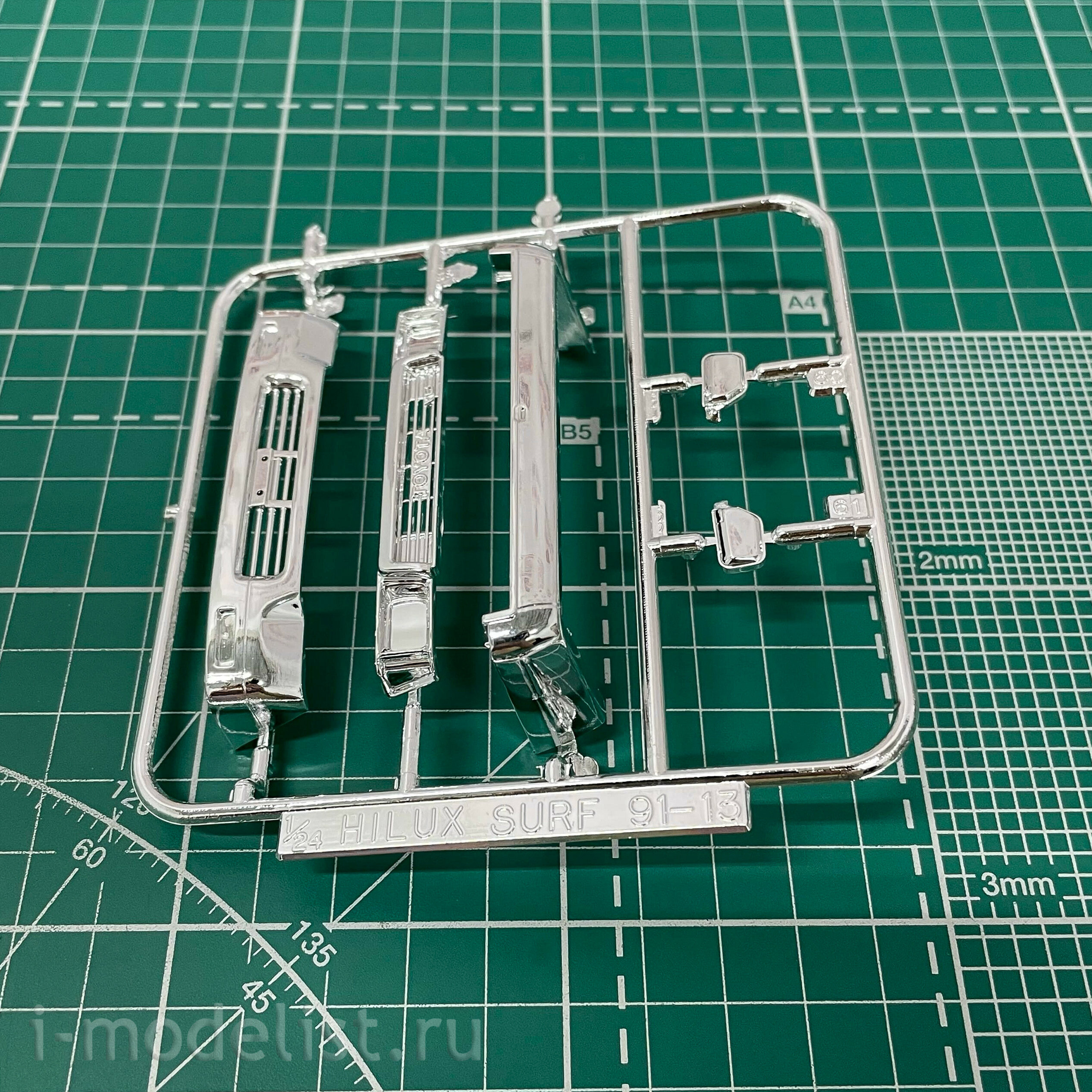 05698 Aoshima 1/24 Toyota HiLux Surf SSR-X Wide Body '91