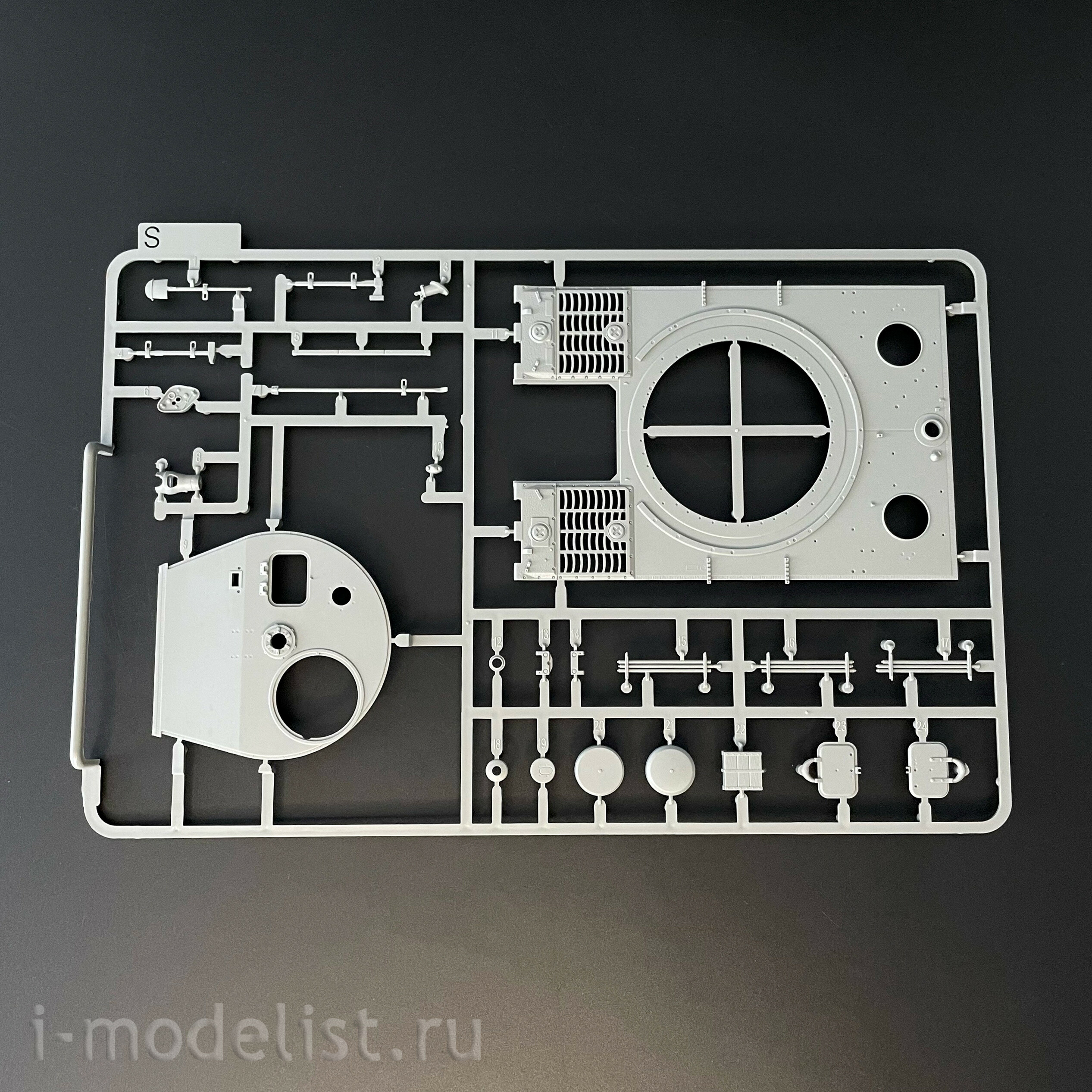2200W Takom 1/35 Набор из трёх моделей Tiger I 