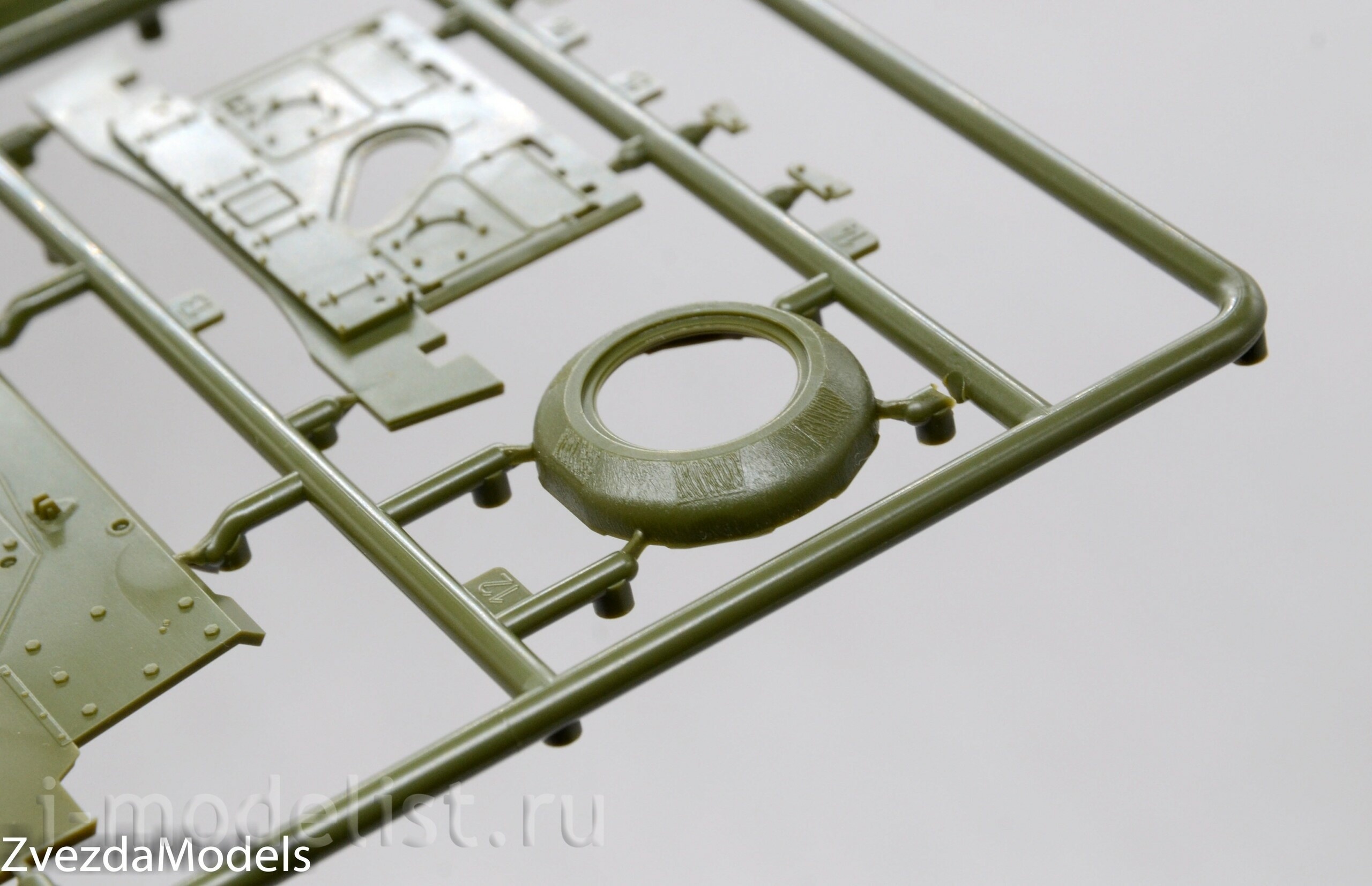 3708 Звезда 1/35 ПРЕДЗАКАЗ Советский тяжёлый танк ИС-2 УЗТМ обр. 1944 г.