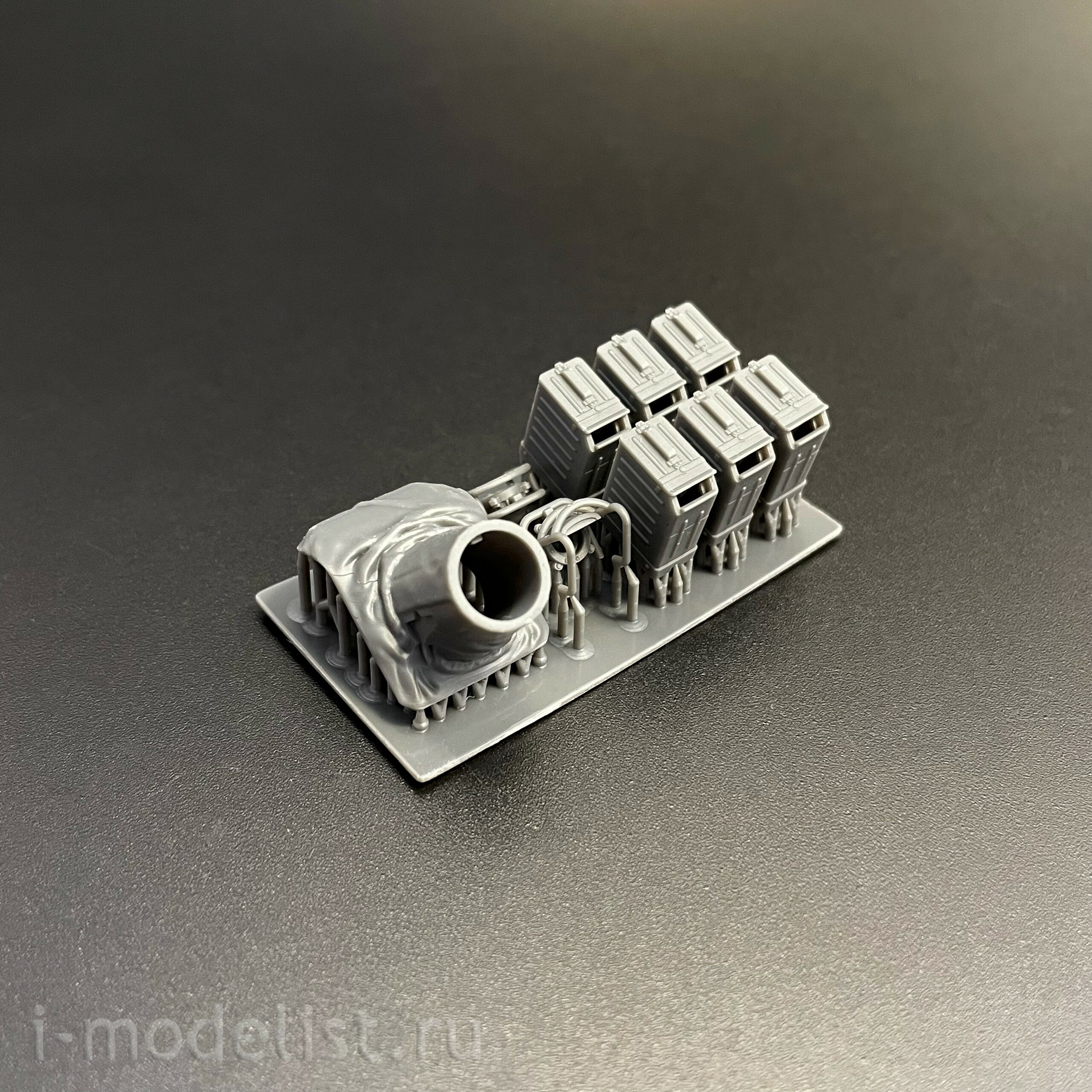 35A060 Amusing Hobby 1/35 Советский танк Т-80У с полным интерьером (по лицензии ОмскТрансМаш)