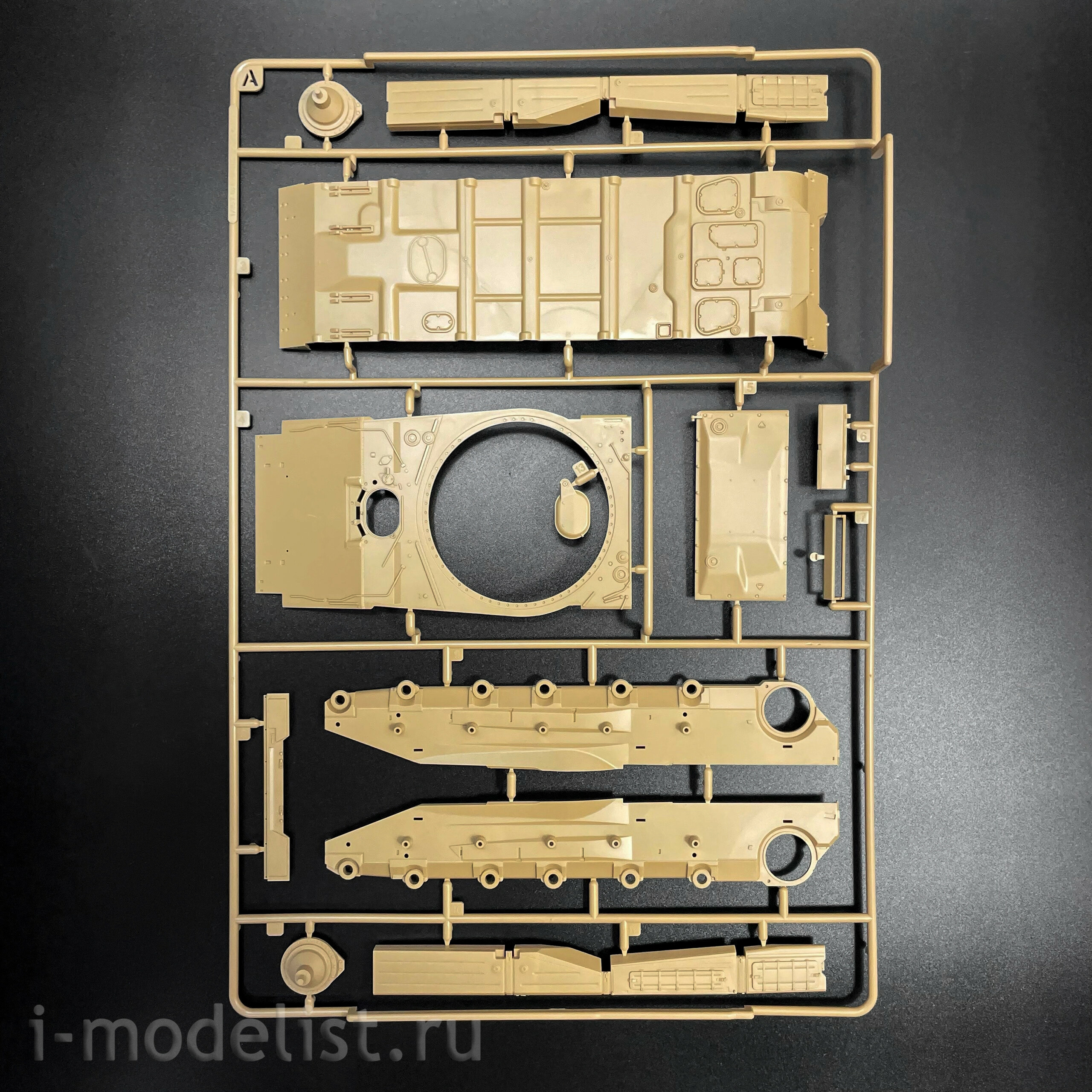 RM-5115 Rye Field Model 1/35 Российский танк Т-80УК (по лицензии ОмскТрансМаш)