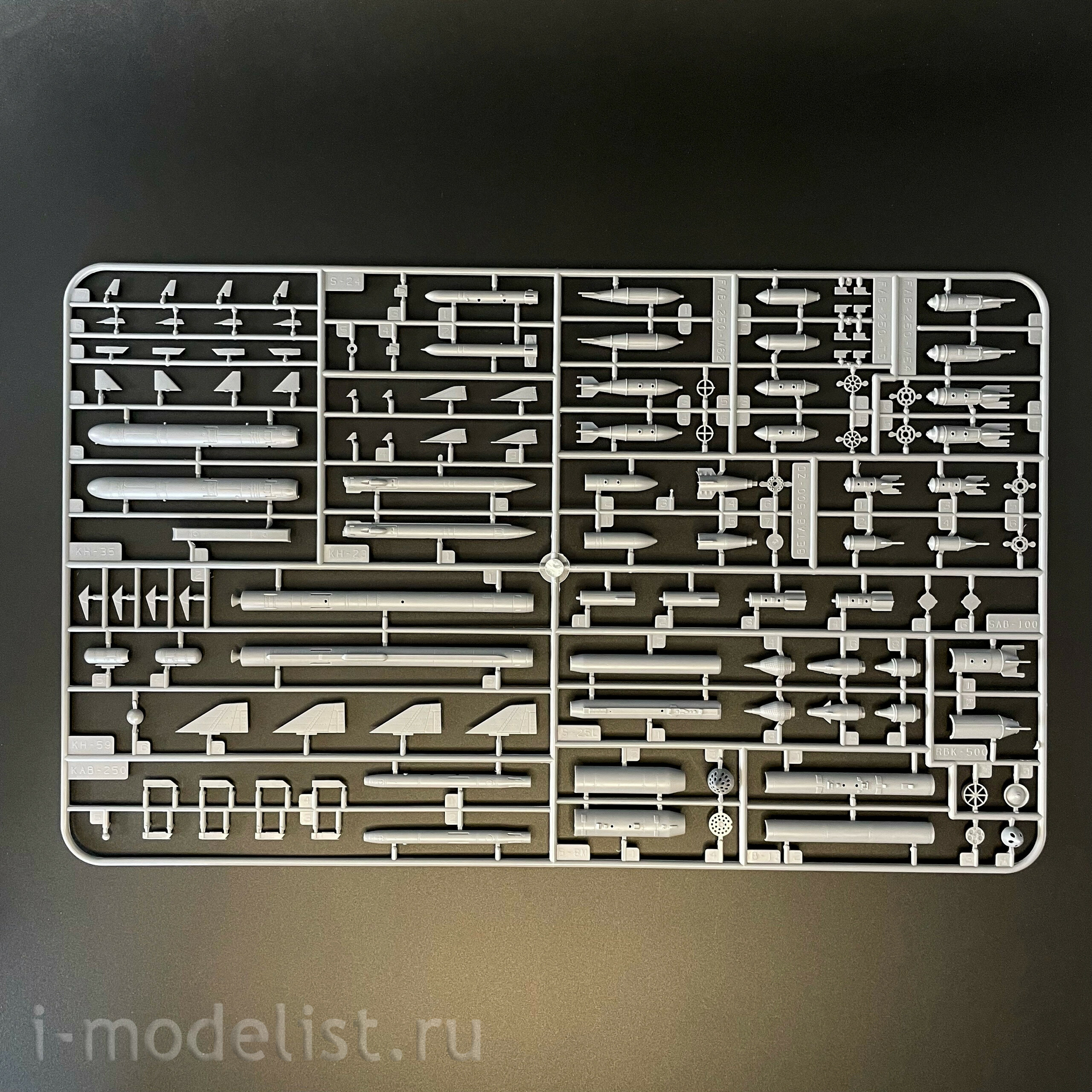 KH80146 Zimi Model 1/48 Российский истребитель-бомбардировщик С-22 M3/M4