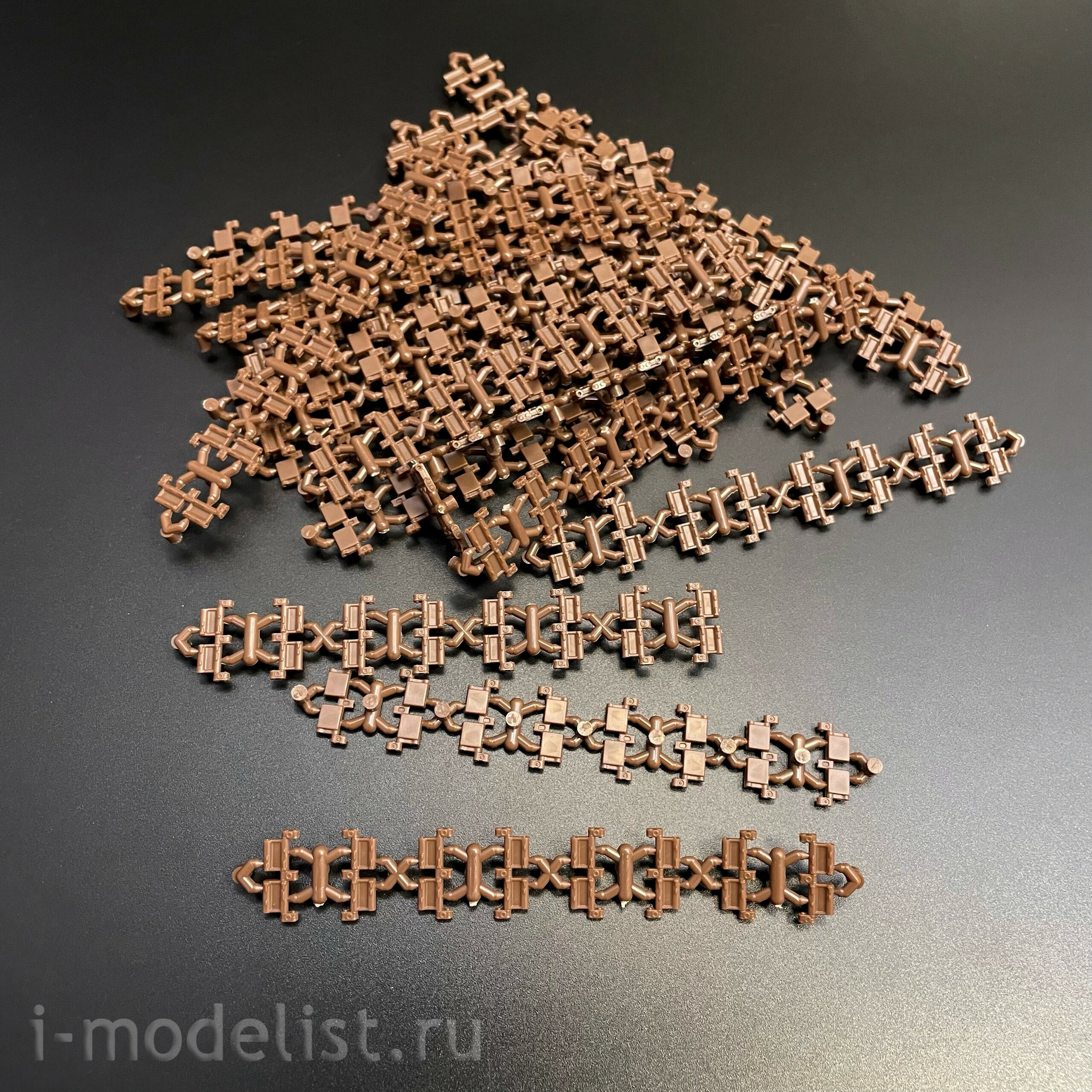 35A060 Amusing Hobby 1/35 Советский танк Т-80У с полным интерьером (по лицензии ОмскТрансМаш)