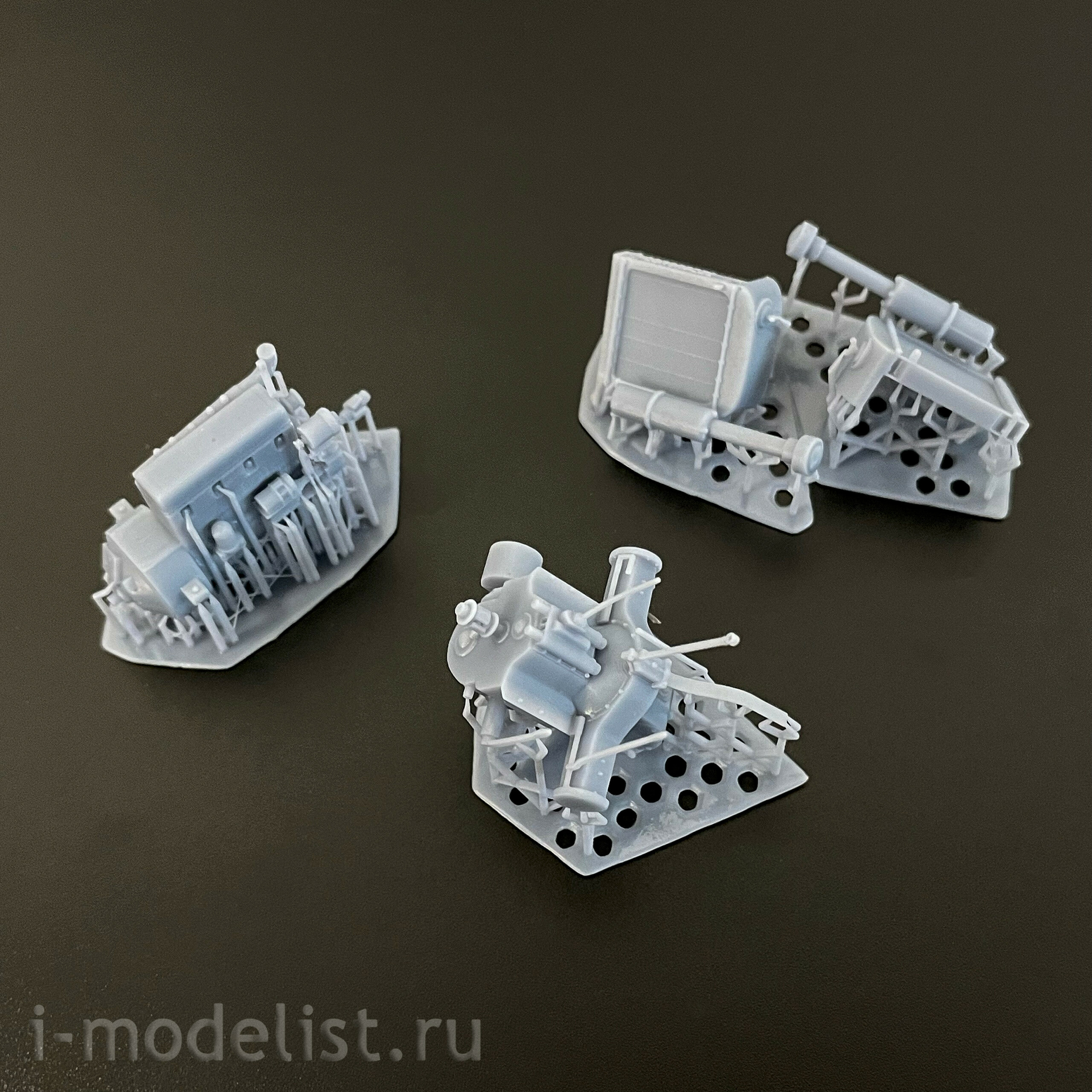 DMS-35276 ДМС 1/35 Советский болотный трактор Универсал-2 Инсторф