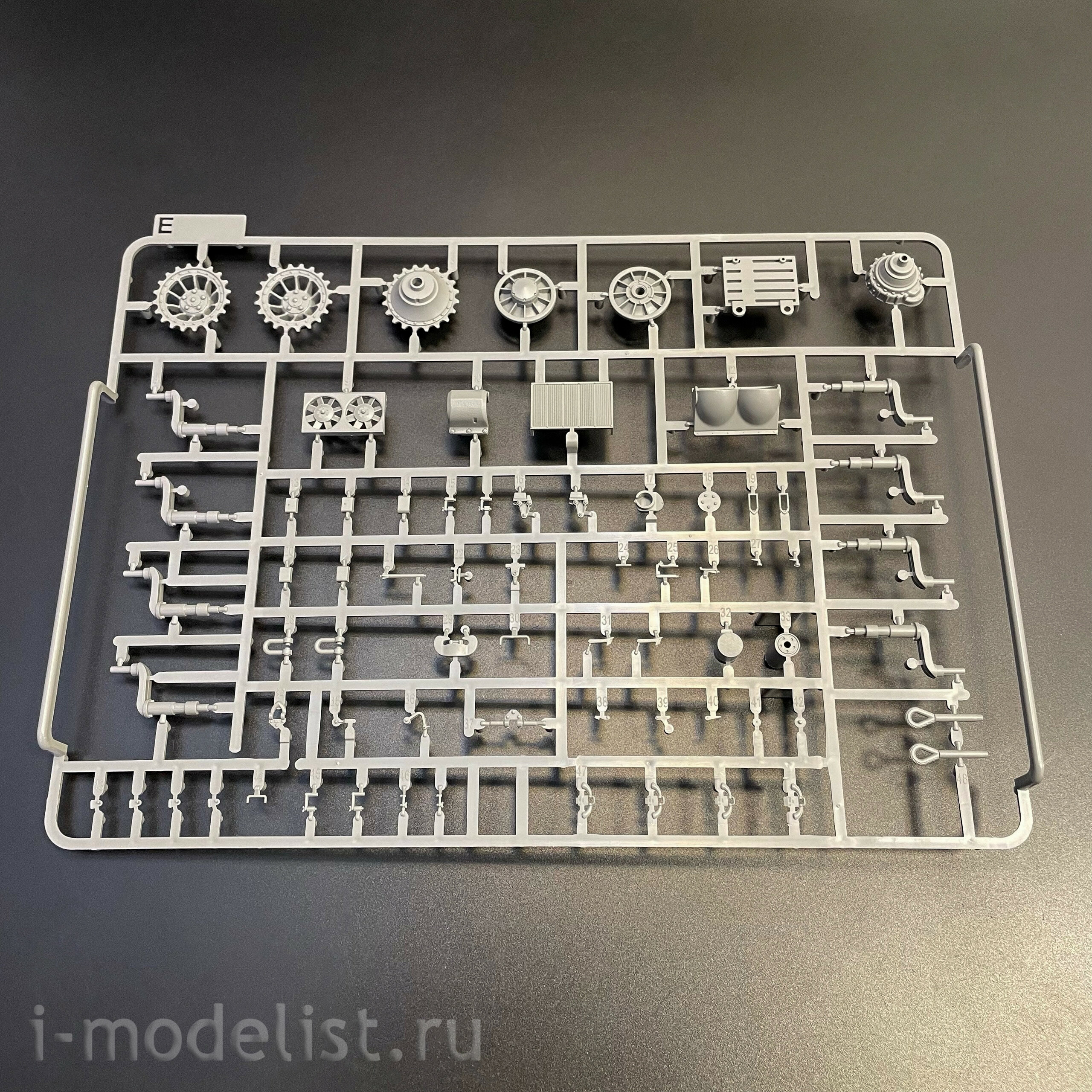 2195 Takom 1/35 Немецкий тяжёлый танк Sd.Kfz.181 Pz.Kpfw.VI Ausf.E - Tiger I ранний с фигурой Michael Wittmann