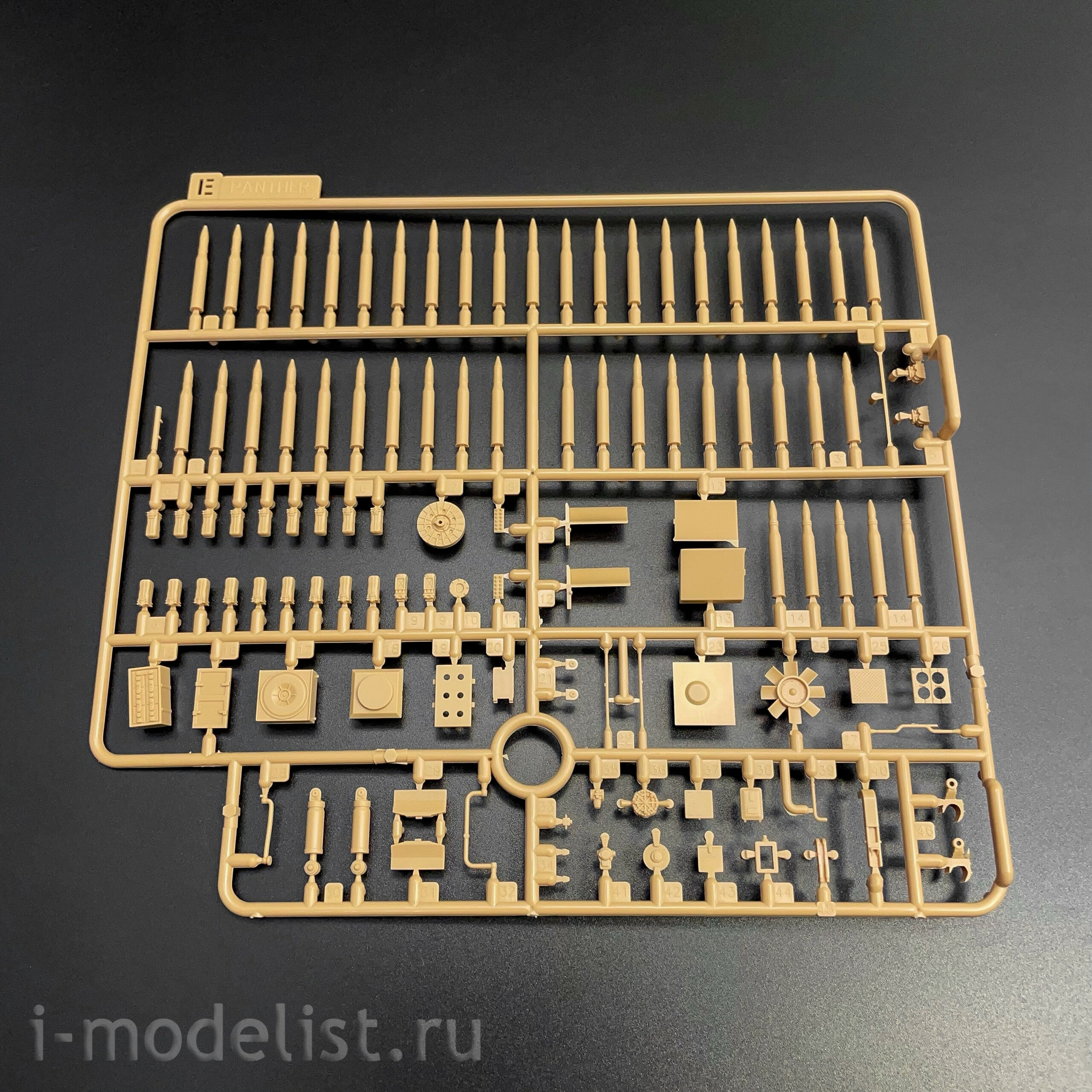 RM-2070 Rye Field Model 1/35 Двигатель MAYBACH-Motor HL 230 P 30