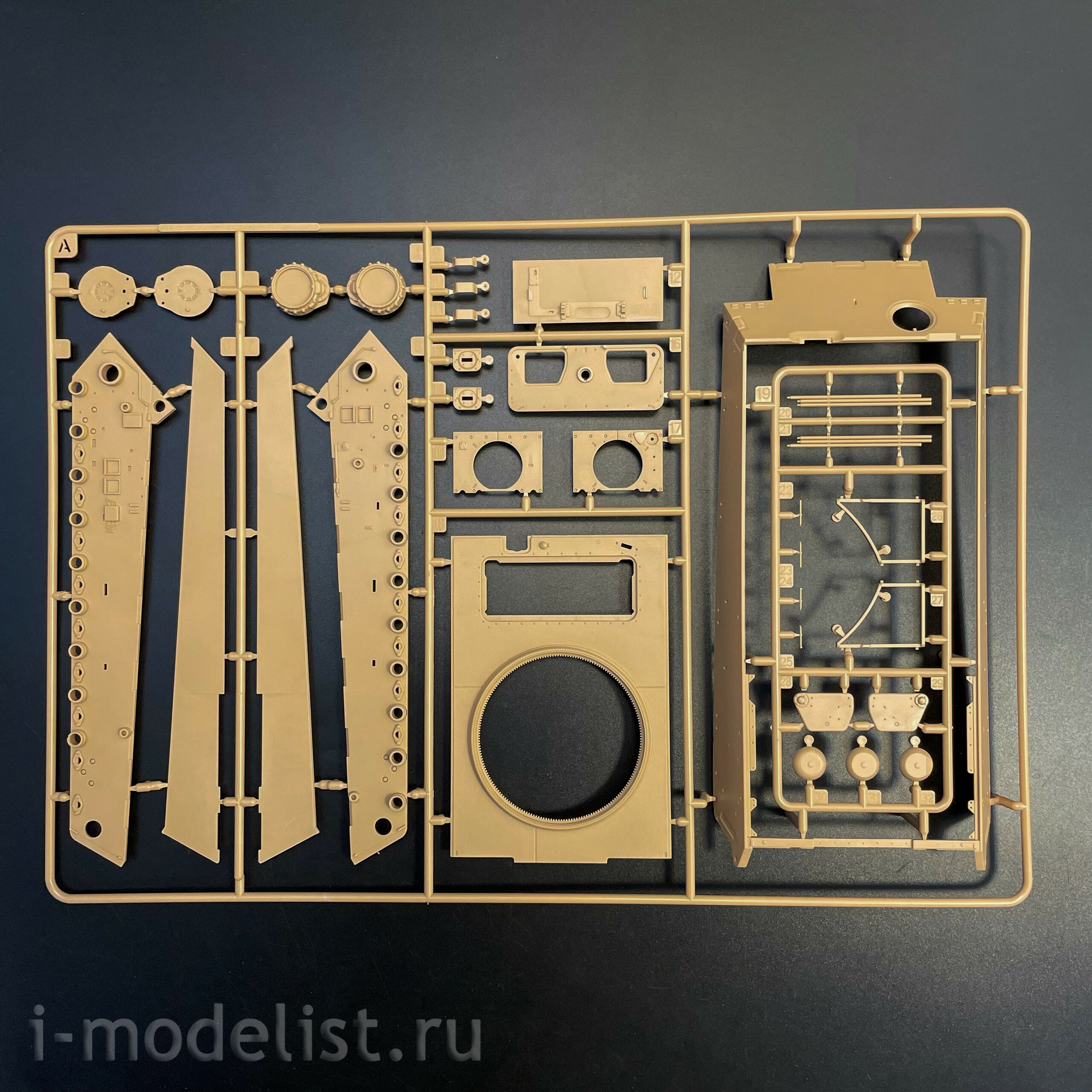 RM-5138 Rye Field Model 1/35 Немецкий танк Sd.Kfz. 182 Pz.Kpfw.VI Ausf.B King Tiger Арденны 1944 (Upgrade-версия)