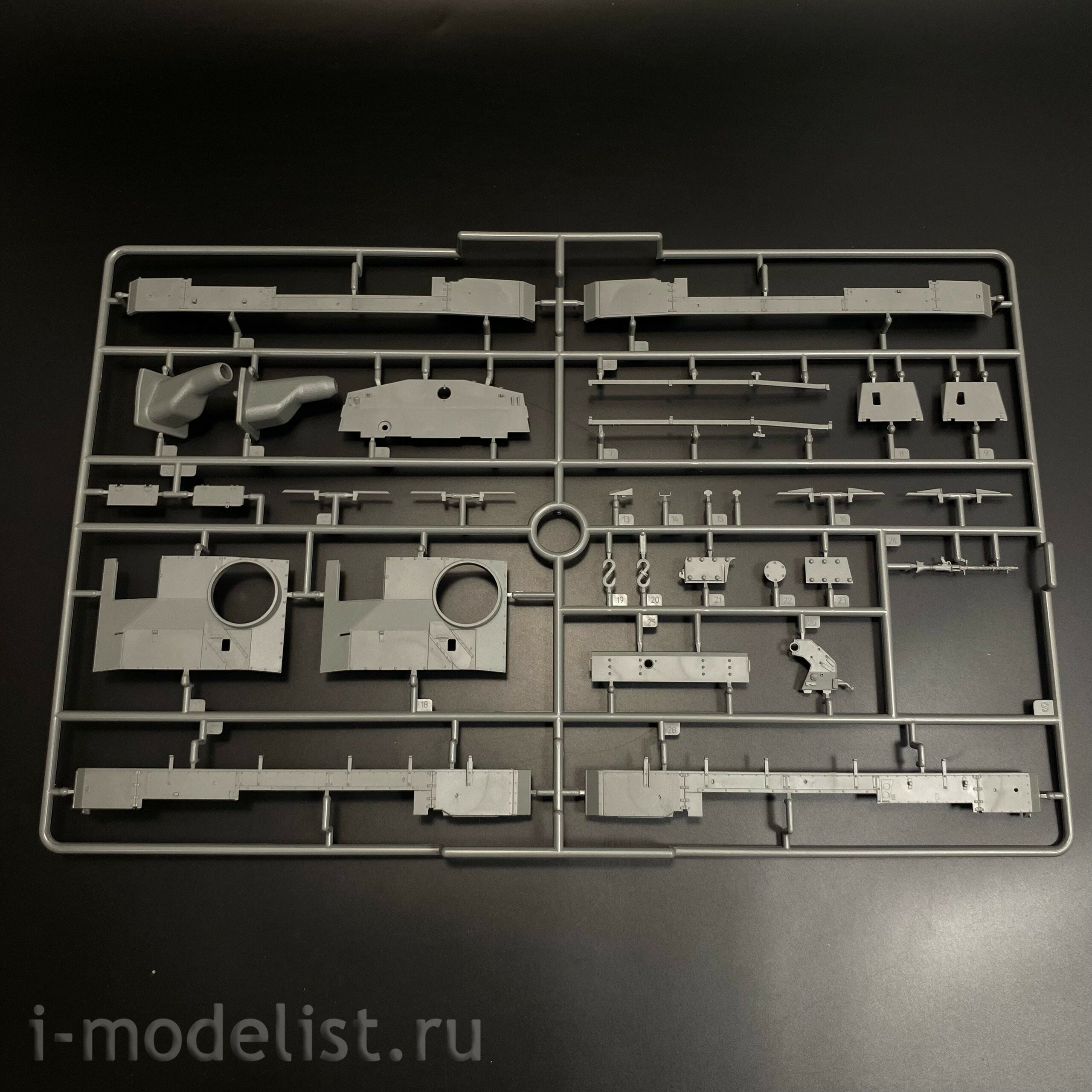 BT-036 Border Model 1/35 Немецкая САУ StuH 42 Ausf. G (Поздняя) с полным интерьером